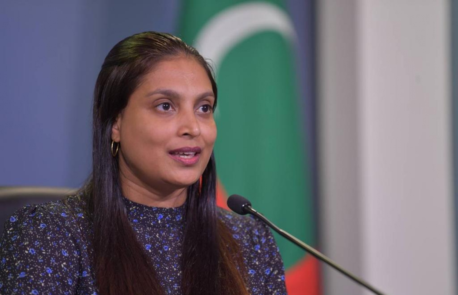 ރައީސް އޮފީހުގައި މީގެ ކުރިން ބޭއްވި ނިއުސް ކޮންފަރެންސްގައި އެޑިއުކޭޝަން މިނިސްޓަރު ޑރ. އައިޝަތު އަލީ ވާހަކަދައްކަވަނީ.-- ފޮޓޯ: ރައީސް އޮފީސް