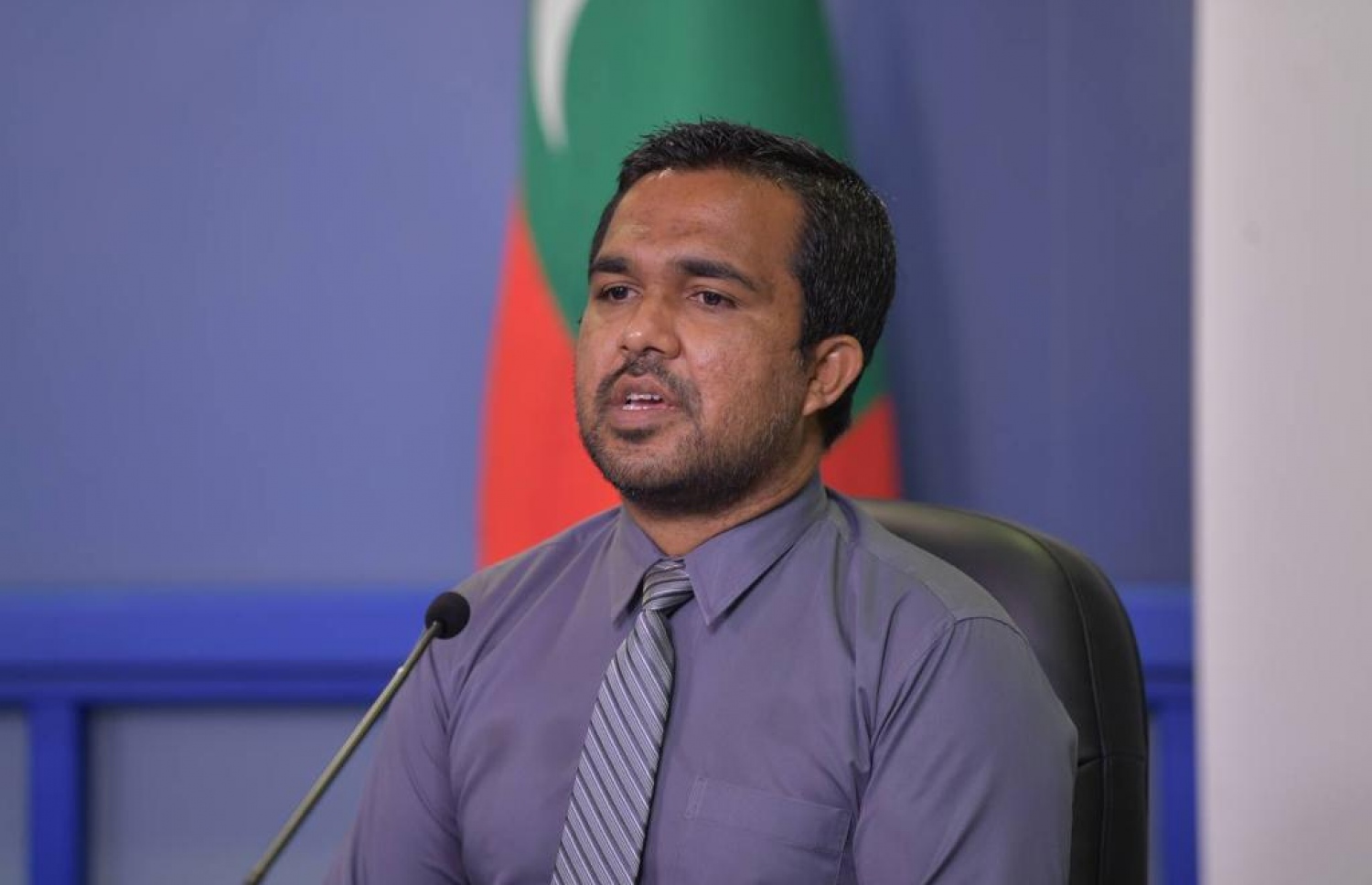 މީގެ ކުރިން ބޭއްވި ނިއުސް ކޮންފަރެންސެއްގައި އެޑިއުކޭޝަން މިނިސްޓްރީގެ ޑެޕިއުޓީ މިނިސްޓަރު އިހުސާން ބައިވެރިވެވަޑައިގަންނަވަނީ.-- ފޮޓޯ: ރައީސް އޮފީސް