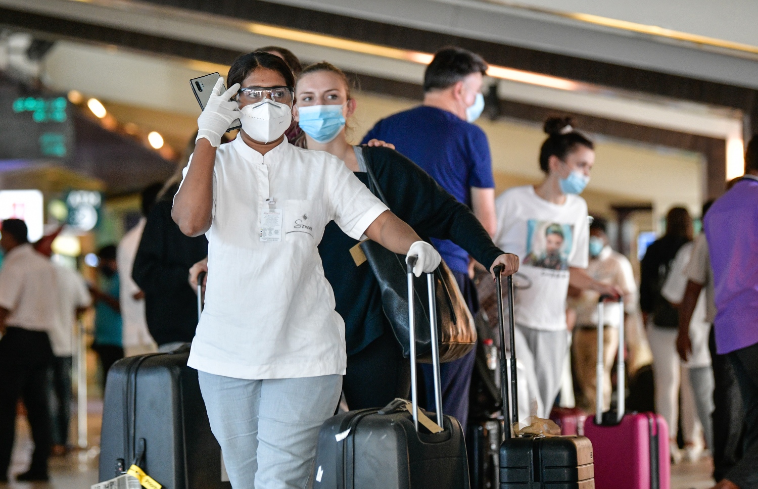 ރިސޯޓެއްގެ އަންހެން ރެޕަކު ޓޫރިސްޓުން ގޮވައިގެން އެއާޕޯޓުން ނުކުންނަން ދަނީ: ކޮވިޑްގެ އުނދަގޫ މަރުހަލާއަށް ފަހު ޓޫރިޒަމް އަނެއްކާވެސް ދިރި، އެއާޕޯޓުން ފެންނަނީ ބިޒީކޮށް އުޅޭ އެކި މުވައްޒަފުން --ފޮޓޯ:ނިޝާން އަލީ/މިހާރު