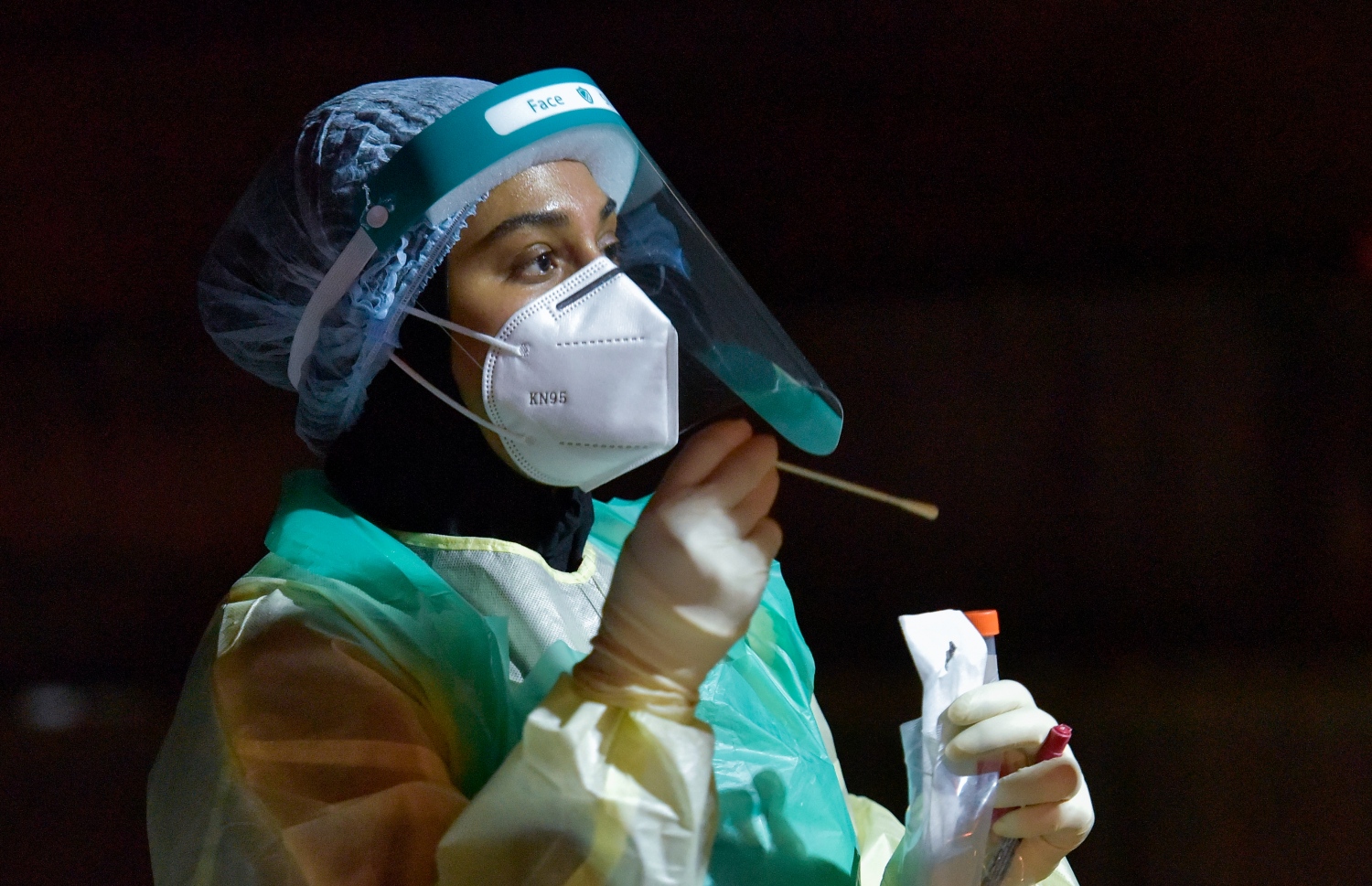 މާލެ ލޮކްޑައުންގައި އޮތް އިރު، އައިޖީއެމްއެޗްގެ އަންހެން ނަރުހަކު މަގުމަތިން ދާ މީހުން ހުއްޓުވައި ކޮވިޑް ސާމްޕަލް ނަގަނީ: ސާމްޕަލް ނެގުމާއި ޓެސްޓް ކުރުމުގައި އަންހެނުންގެ ދައުރު ވަރަށް ބޮޑު .---ފޮޓޯ: އަވްޝަން އަލްޔާސް/މިހާރު