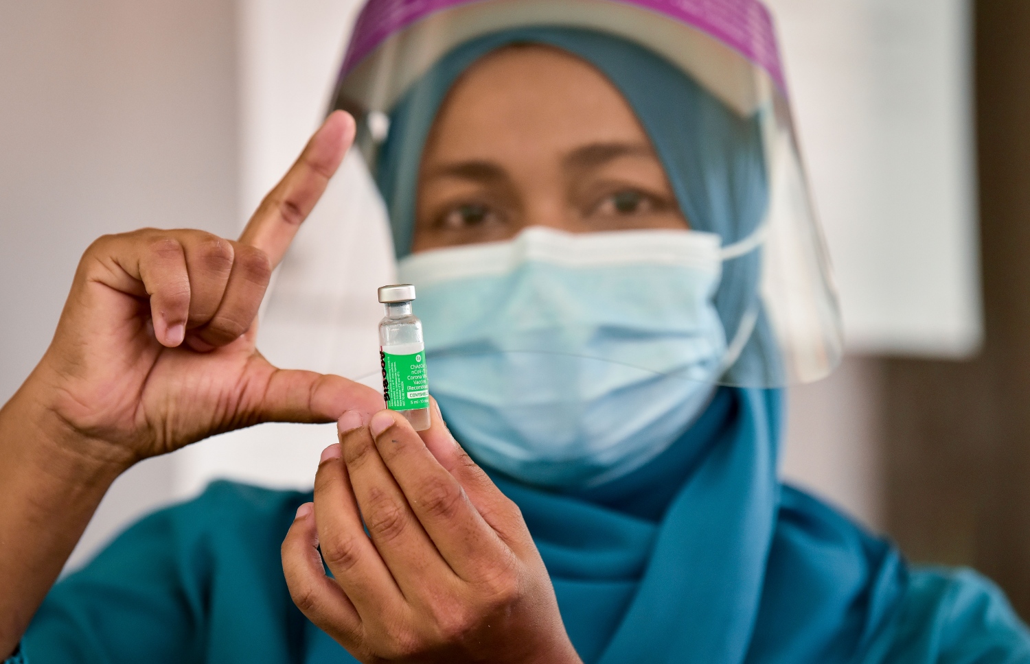 އައިޖީއެމްއެޗް އަންހެން ނަރުހަކު ކޮވިޑް-19 އިން ރައްކާތެރިވާން ޖަހާ ކޮވިޝީލްޑް ވެކްސިން ޑޯޒެއް ދައްކާލަނީ: ވެކްސިން ދިނުމާއި އޭގެ އިދާރީ މަސައްކަތްތަކުގައި އަންހެނުންގެ ދައުރު ވަރަށް ބޮޑު--. ފޮޓޯ: ނިޝާން އަލީ