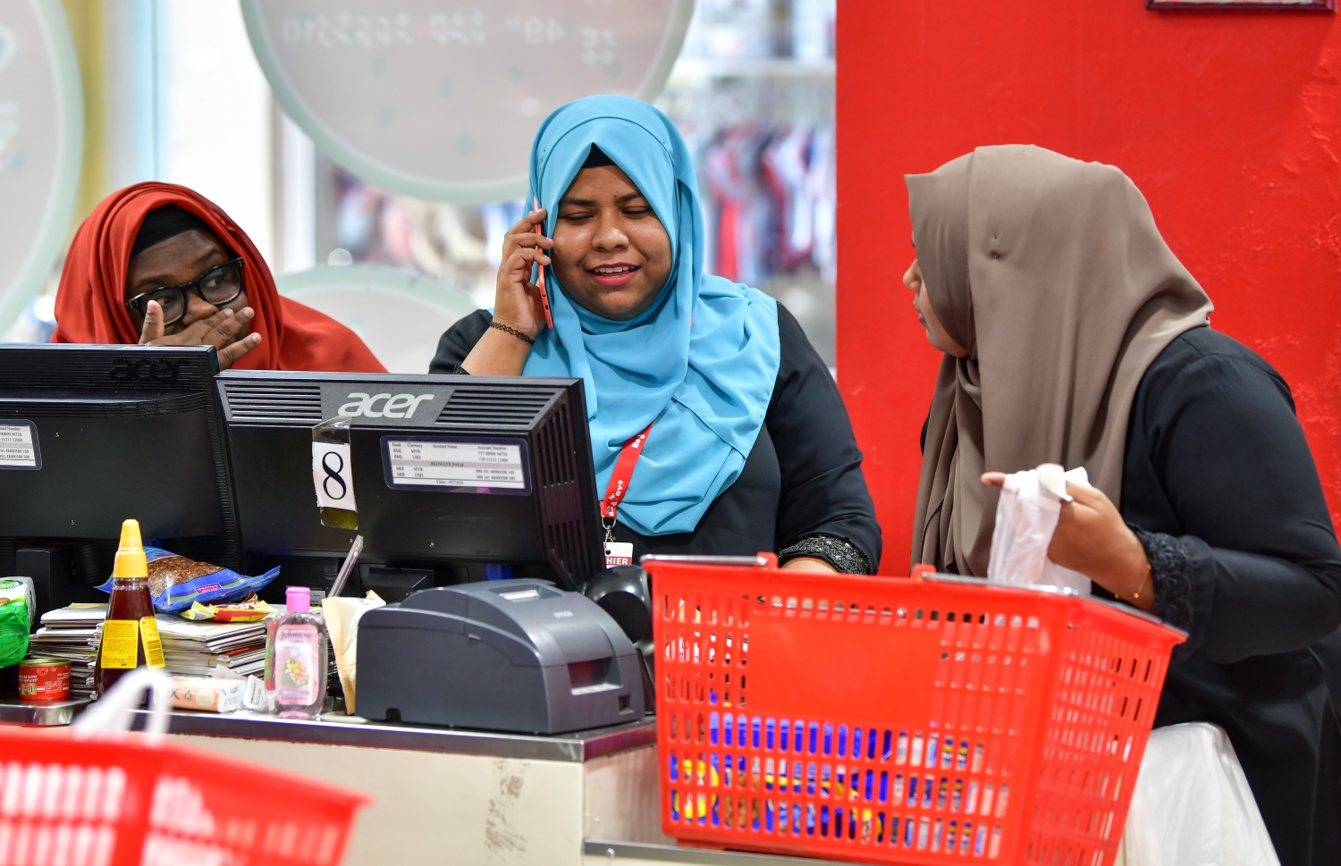 މާލެ ލޮކްޑައުންގައި އޮތް އިރު، ރެޑްވޭވްގެ އަންހެން މުވައްޒަފުން މާލޭގެ ގެތަކަށް ބޭނުންވާ ޑެލިވަރީ އޯޑަރު ނަގަނީ: ވަރަށް ގިނަ ފިހާރަތަކުގައި އެ ދުވަސްވަރު ހިދުމަތް ދެމުން އައީ ވަރަށް ބޮޑު ރިސްކެއްގައި .---ފޮޓޯ: ނިޝާން އަލީ/މިހާރު