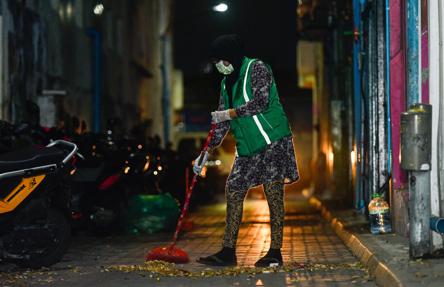 މާލެ ލޮކްޑައުންގައި އޮތް އިރު، ވެމްކޯގެ އަންހެން މުވައްޒަފަކު މާލެ މަގުމަތި ކުނިކަހަނީ: މުޅި މާލެ ލޮކްޑައުންކޮށްފައި އޮތް އިރު ވެސް މާލެ ތެރެ ސާފުކޮށް ބެލެހެއްޓީ އެ މީހުން ---ފޮޓޯ: އަވްޝަން އިލްޔާސް/މިހާރު