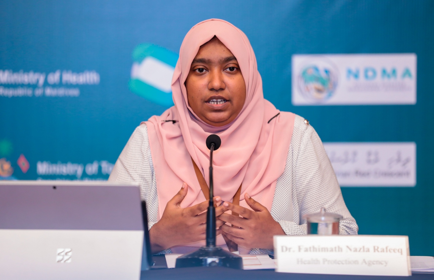 ޑރ. ނަޒްލާ ރަފީގް: ޑރ. ނަޒްލާ އަކީ ކޮވިޑާ ގުޅިގެން ނޫސްވެރިންނަށް މައުލޫމާތު ދިނުމުގެ އެންމެ އިސް ބޭފުޅާ. އަދި ކޮވިޑާ ދެކޮޅަށް އާންމުން ހޭލުންތެރި ކުރުވުމަށް ޓަކައި ޑރ. ނަޒްލާ އަދާކުރައްވާފައި ވަނީ ނަމޫނާ ރޯލެއް ---ފޮޓޯ: ނިޝާން އަލީ/މިހާރު