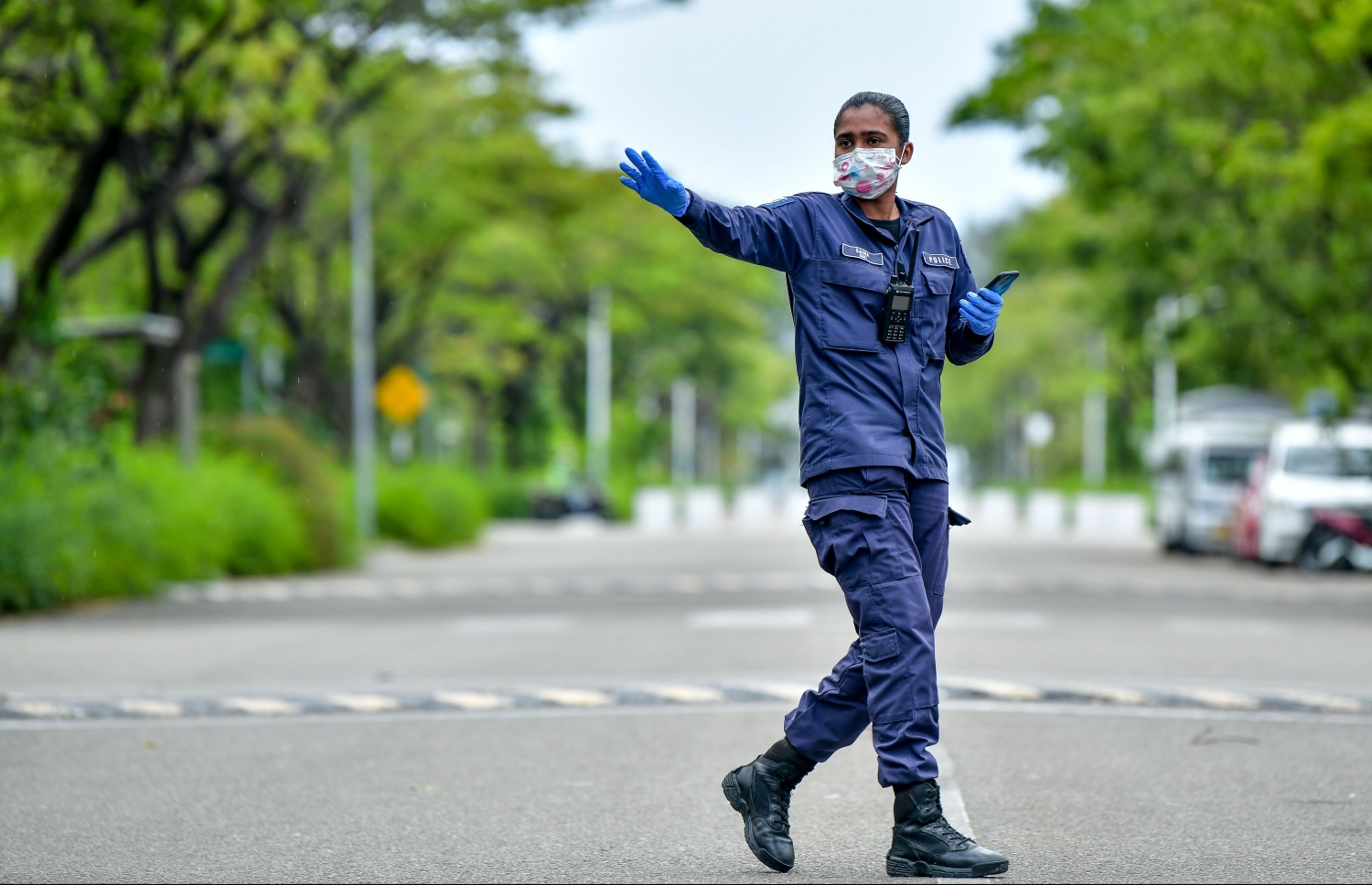 ހުޅުމާލެ ލޮކްޑައުންގައި އޮތް އިރު، މަގުމަތިން ދާ މީހުން ހުއްޓުވައި ސުވާލު ކުރުމަށް އަންހެން ފުލުހަކު ހަރަކާތްތެރިވަނީ: ލޮކްޑައުން އާއި ކާފިއުގައި ވެސް ދިވެހި އަންހެން ފުލުހުން ދައްކަނީ ކެތްތެރި ކަމާއި ހިތްވަރު .-- ފޮޓޯ: ނިޝާން އަލީ/މިހާރު