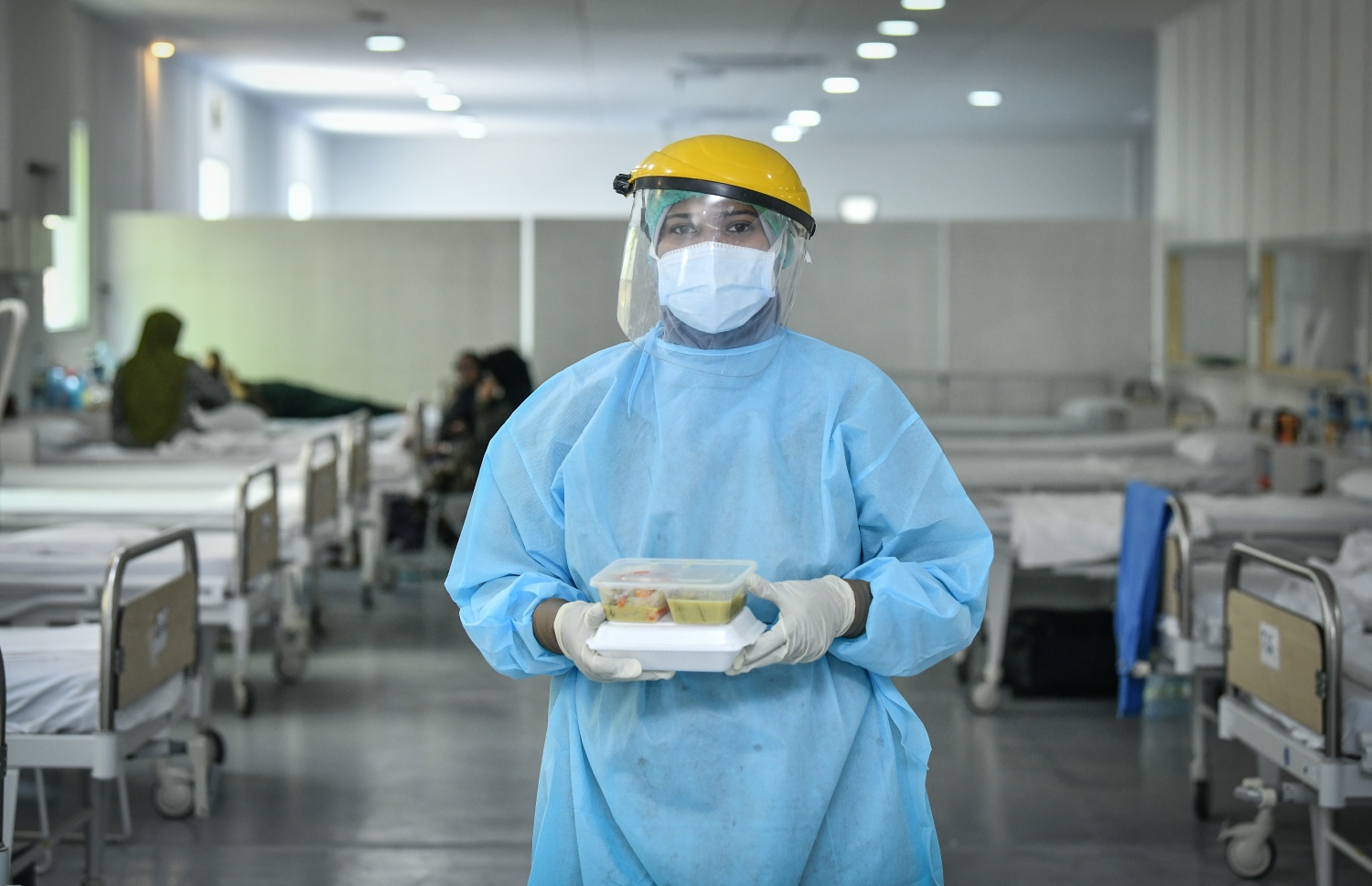 ކޮވިޑް ބަލިމީހަކަށް ކާ އެއްޗެހި ހިފައިގެން އަންހެން ނަރުހަކު ދަނީ: ކޮވިޑަށް ހާއްސަކޮށްގެން ހުޅުމާލޭގައި ގާއިމްކުރި ހެލްތު ފެސިލިޓީޒްގައި ގިނަ ބަޔަކަށް ފަރުވާ ދިން --ފޮޓޯ: ނިޝާން އަލީ/މިހާރު