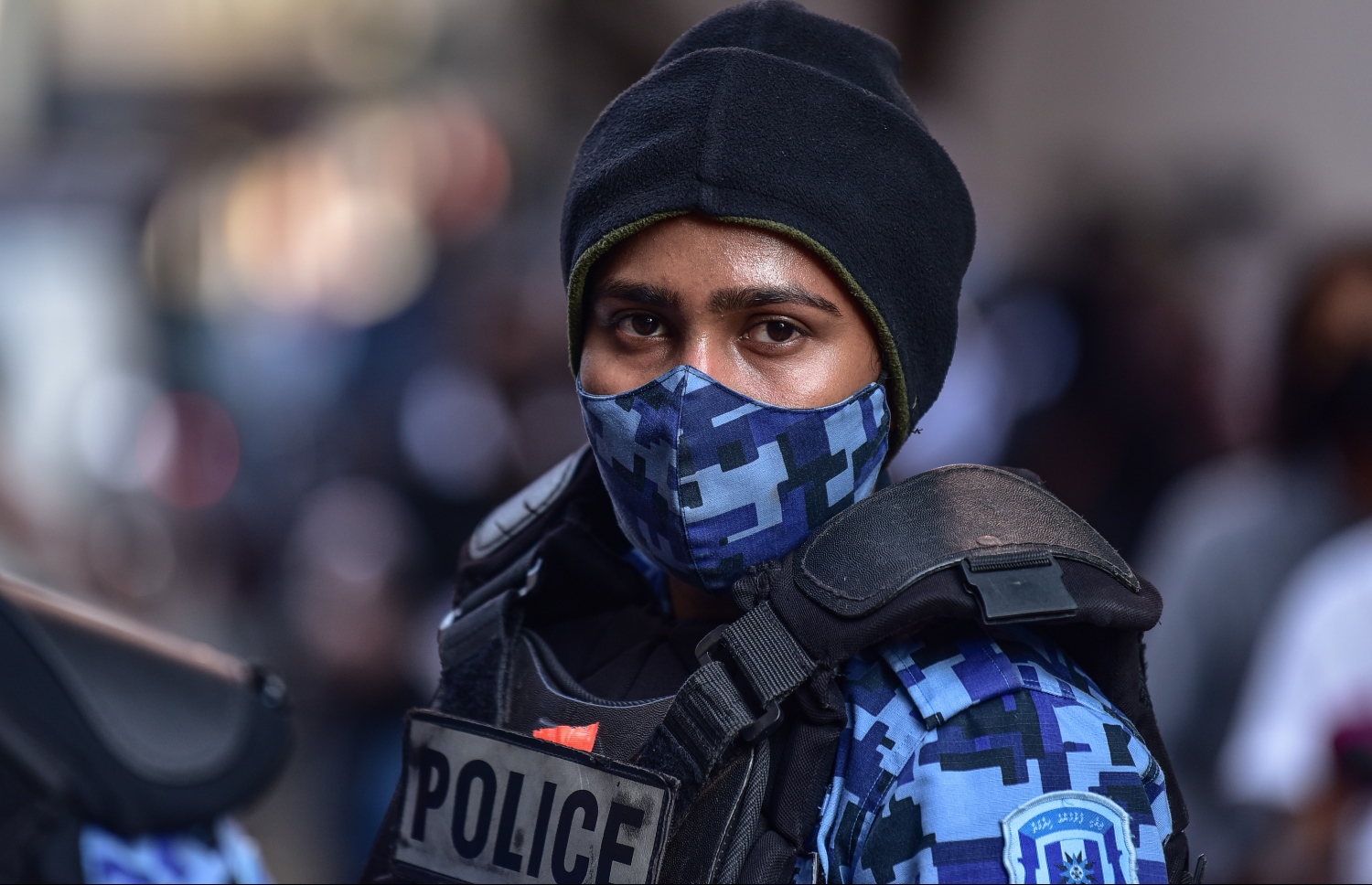 ކޮވިޑް ތެރޭގައި މާލޭގެ އެކި ސަރަހައްދުގައި ކުރި މުޒާހަރާ ހުއްޓުވަން ބައިވެރިވި އަންހެން ފުލުހެއް: ކޮވިޑްގެ ރައްކާތެރި ކަމަށް ޓަކައި ފުލުހުން އަންނަނީ މާލެ ތެރެ ފޯރިމަރަމުން --. ފޮޓޯ:ނިޝާން އަލީ/މިހާރު