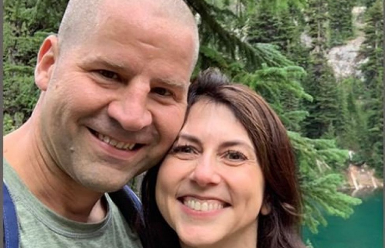 މެކެންޒީ ސްކޮޓް ކައިވެނިކޮށްފައި ވަނީ އޭނާގެ ދަރިން ކިޔަވަމުން އަންނަ ސްކޫލުގެ ސައެންސް ޓީޗަރާ. --ފޮޓޯ:ގިވިން ޕްލެޗް