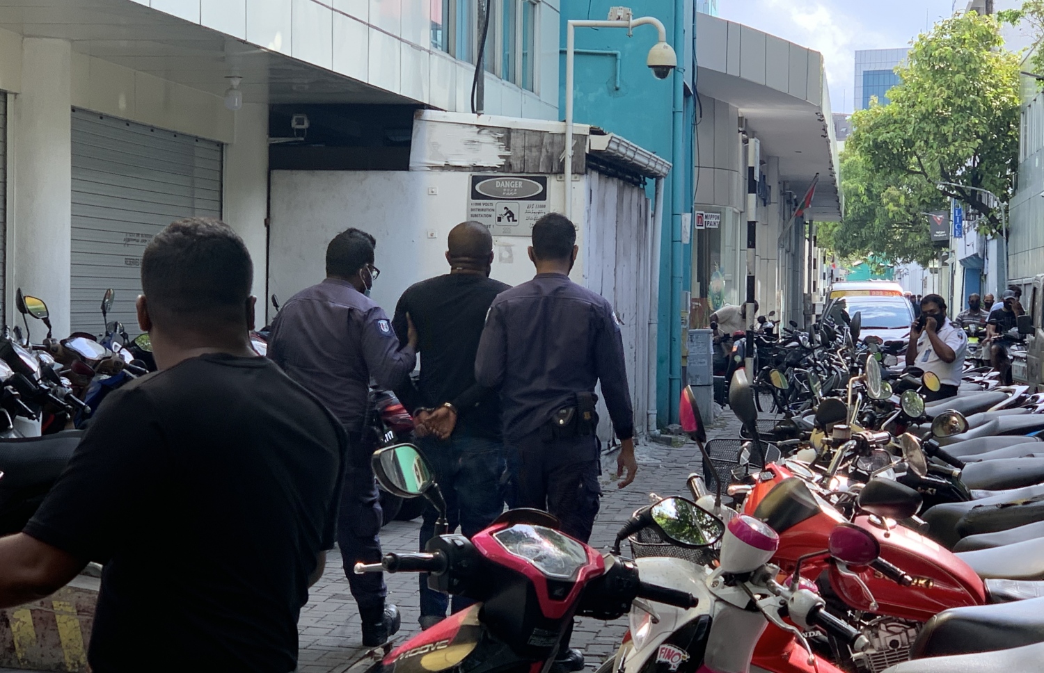 މުޒާހަރާކުރި މަޖޫރީއަކު ފުލުހުންގެ ބެލުމުގެ ދަށަށް ގެންދަނީ-- ފޮޓޯ: މިހާރު