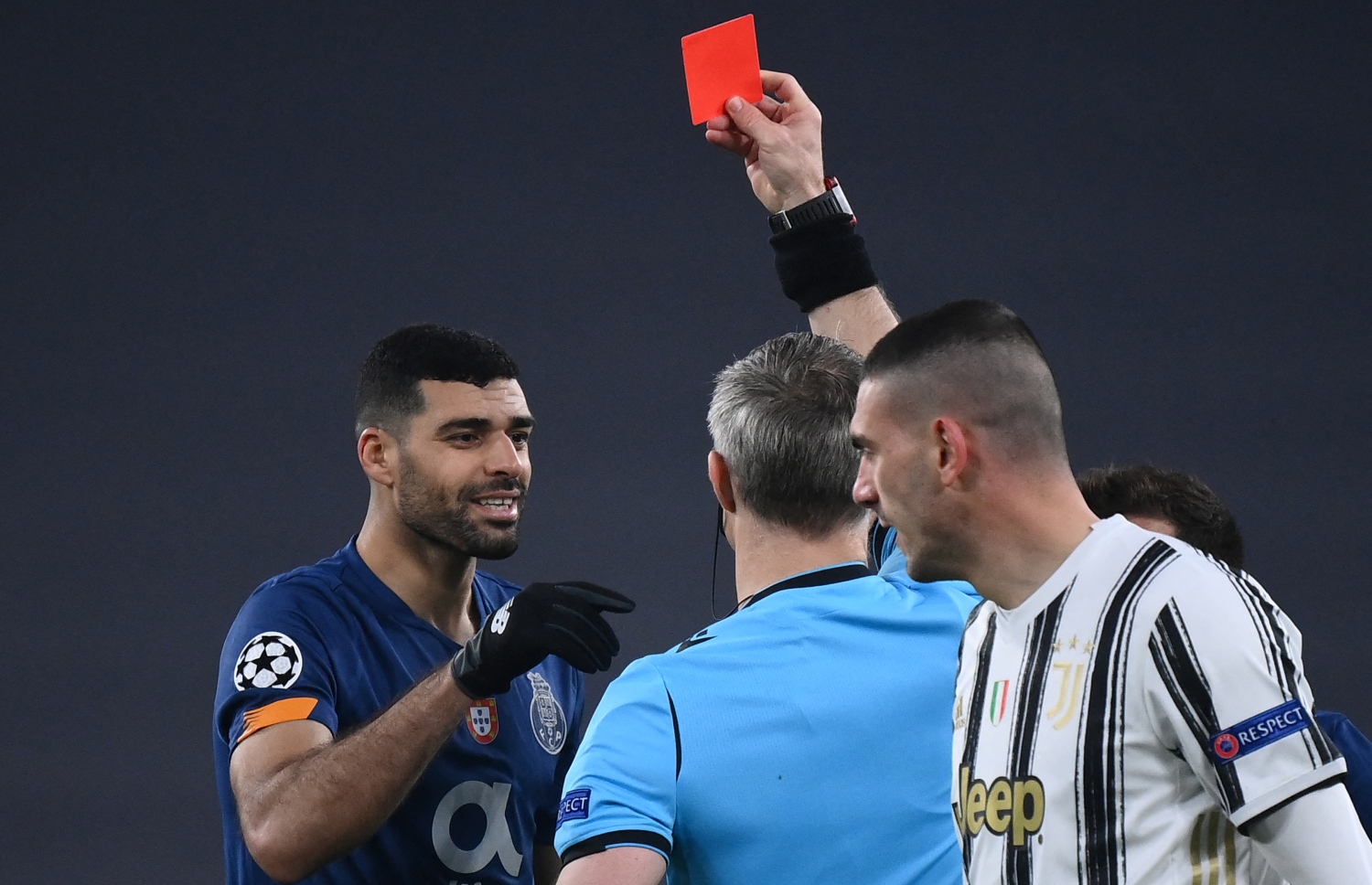 ރެފްރީ މެޗުގެ ތެރެއިން ތަރޭމީ (ވ) އަށް ރަތް ކާޑު ދައްކަނީ.