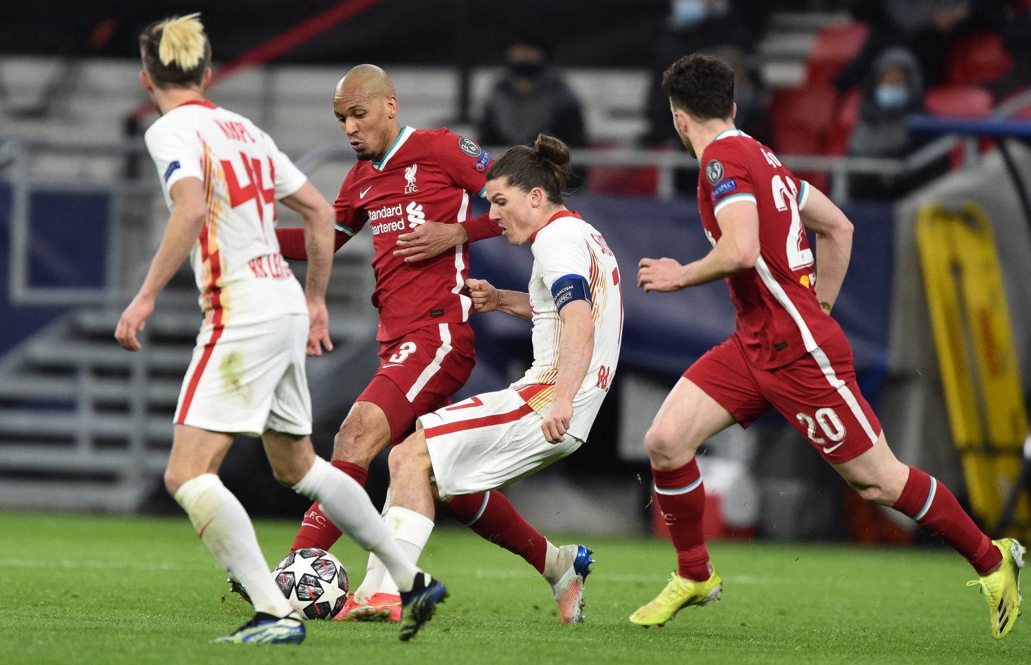 ލައިޕްޒިގުގެ ކެޕްޓަން ސަބިޓްޒާ އަތުން ލިވަޕޫލްގެ ފަބީނިއޯ ބޯޅަ ހޯދަނީ.-- ފޮޓޯ: އޭއެފްޕީ