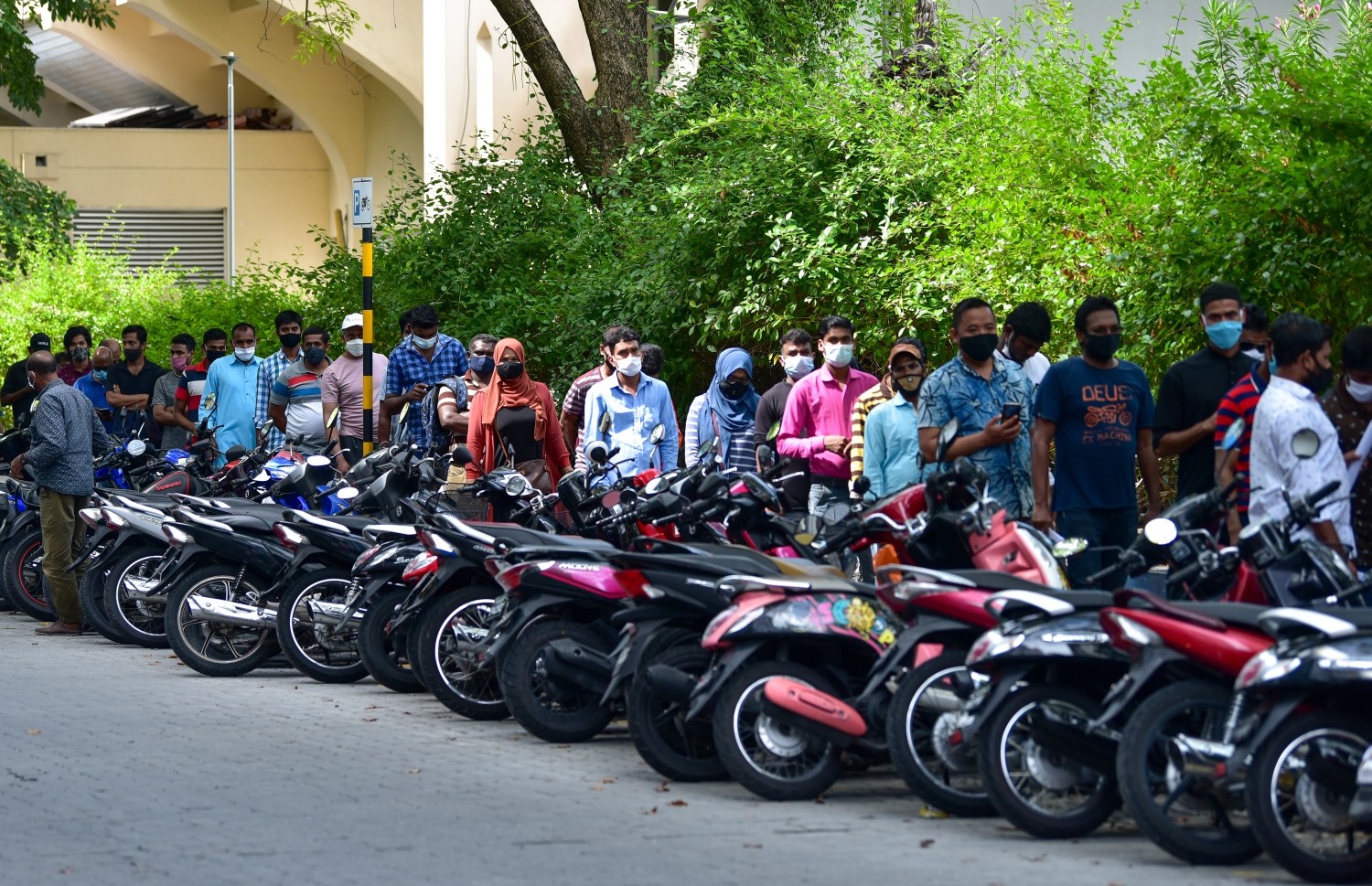 ކޮވިޑް ވެކްސިން ޖަހަން ސޯޝަލް ސެންޓަރު ބޭރުގައި އެތައް ސަތޭކަ ބަޔަކު ކިއޫގައި. -- ފޮޓޯ:މިހާރު/އަހްމަދު އަވްޝަން