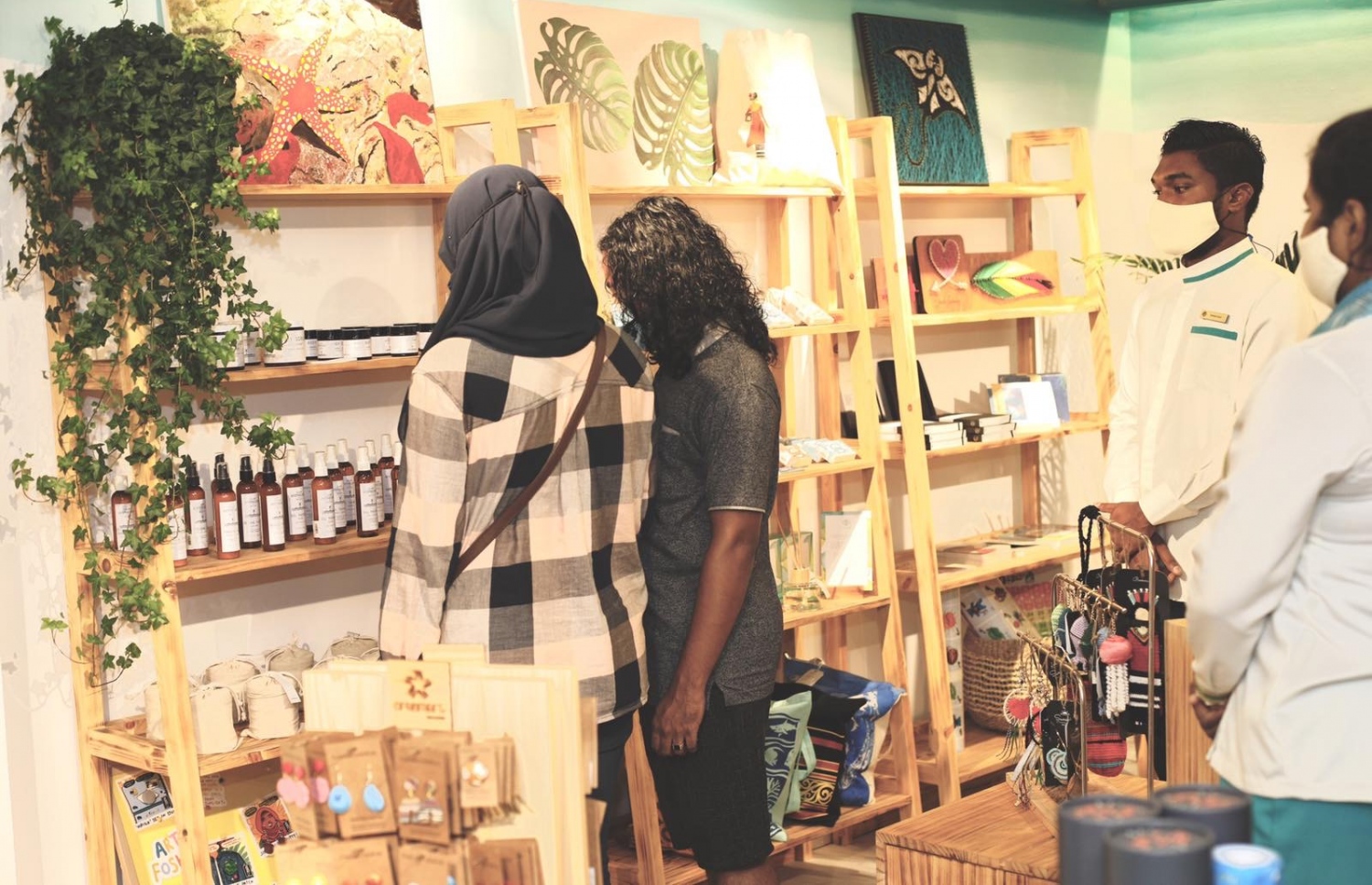 އޮތެންޓިކް މޯލްޑިވްސްގެ މާލޭގެ ފިހާރައިން ވިއްކާ ދިވެހިންގެ އުފެއްދުންތަކެއް ބަޔަކު ބަލާލަނީ-- ފޮޓޯ: ބީސީސީ