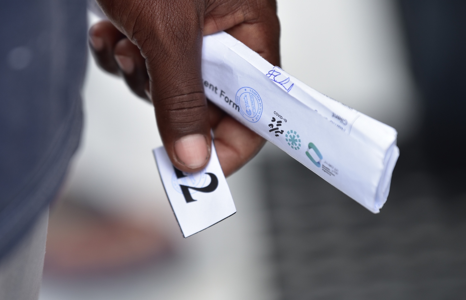 މާލެ- މާޗް 14، 2021: ކޮވިޑް-19 ވެކްސިންގެ ފުރަތަމަ ޑޯޒް އާންމުކޮށް ޖަހައިދިނުން މާދަމާ ހުއްޓާލާތީ މިއަދުވެސް ވެކްސިން ސެންޓަރުތަކަށް ބާރު ބޮޑުވެ އެތައް ސަތޭކަ ބަަޔަކާ އެކު ކިއޫތައް ދަމާލާފައި--. ފޮޓޯ:ނިޝާން އަލީ/މިހާރު