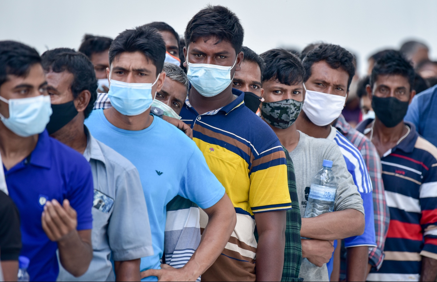 މާލެ- މާޗް 14، 2021: ކޮވިޑް ވެކްސިން ޖަހަން އިސްލާމީ މަރުކަޒު ބޭރުގައި މިއަދު ހެނދުނު އެތައް ސަތޭކަ ބަޔަކު ކިއޫގައި، ވެކްސިންގެ ފުރަތަމަ ޑޯޒް އާންމުކޮށް ޖަހައިދިނުން މާދަމާ ހުއްޓާލާތީ މިއަދުވެސް ވެކްސިން ސެންޓަރުތަކަށް ބާރު ބޮޑު--. ފޮޓޯ:ނިޝާން އަލީ/މިހާރު