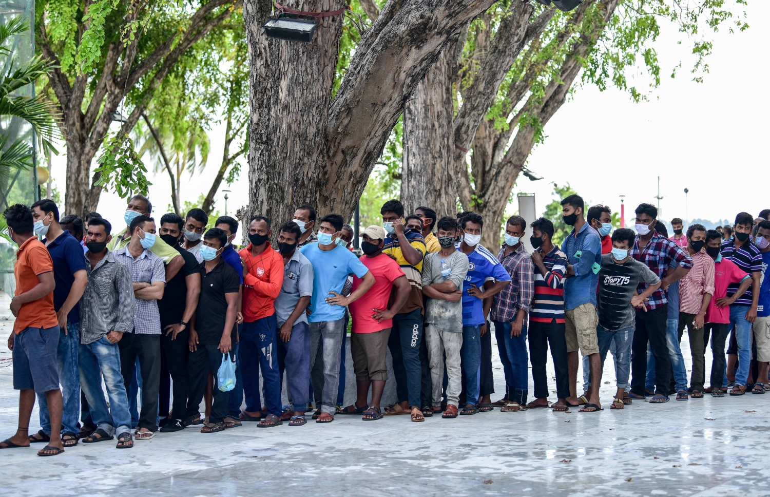 މާލެ- މާޗް 14، 2021: ކޮވިޑް ވެކްސިން ޖަހަން އިސްލާމީ މަރުކަޒު ބޭރުގައި މިއަދު ހެނދުނު އެތައް ސަތޭކަ ބަޔަކު ކިއޫގައި، ވެކްސިންގެ ފުރަތަމަ ޑޯޒް އާންމުކޮށް ޖަހައިދިނުން މާދަމާ ހުއްޓާލާތީ މިއަދުވެސް ވެކްސިން ސެންޓަރުތަކަށް ބާރު ބޮޑު--. ފޮޓޯ:ނިޝާން އަލީ/މިހާރު