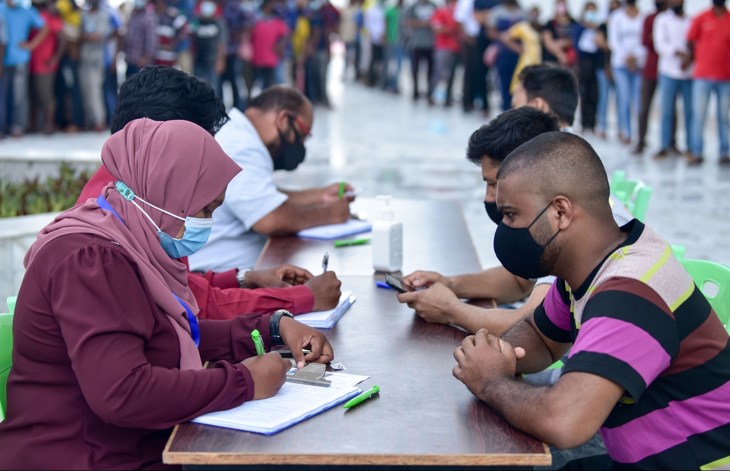 މާލެ- މާޗް 14، 2021: ކޮވިޑް ވެކްސިން ޖަހަން އިސްލާމީ މަރުކަޒު ބޭރުގައި މިއަދު ހެނދުނު އެތައް ސަތޭކަ ބަޔަކު ކިއޫގައި، ވެކްސިންގެ ފުރަތަމަ ޑޯޒް އާންމުކޮށް ޖަހައިދިނުން މާދަމާ ހުއްޓާލާތީ މިއަދުވެސް ވެކްސިން ސެންޓަރުތަކަށް ބާރު ބޮޑު--. ފޮޓޯ:ނިޝާން އަލީ/މިހާރު