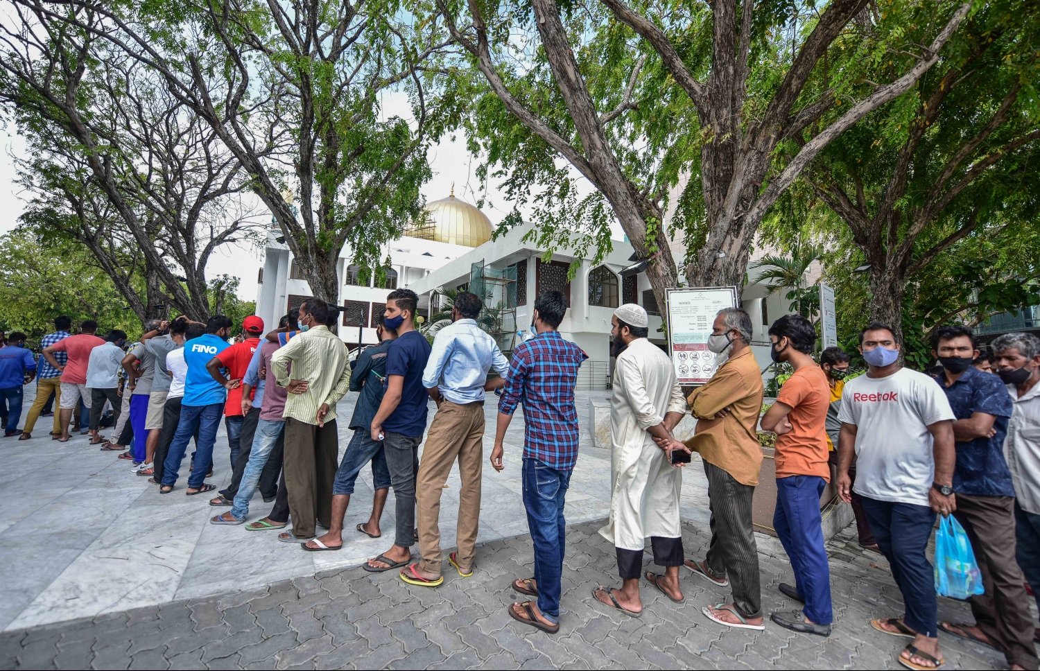 މާލެ- މާޗް 14، 2021: ކޮވިޑް ވެކްސިން ޖަހަން އިސްލާމީ މަރުކަޒު ބޭރުގައި މިއަދު ހެނދުނު އެތައް ސަތޭކަ ބަޔަކު ކިއޫގައި، ވެކްސިންގެ ފުރަތަމަ ޑޯޒް އާންމުކޮށް ޖަހައިދިނުން މާދަމާ ހުއްޓާލާތީ މިއަދުވެސް ވެކްސިން ސެންޓަރުތަކަށް ބާރު ބޮޑު--. ފޮޓޯ:ނިޝާން އަލީ/މިހާރު