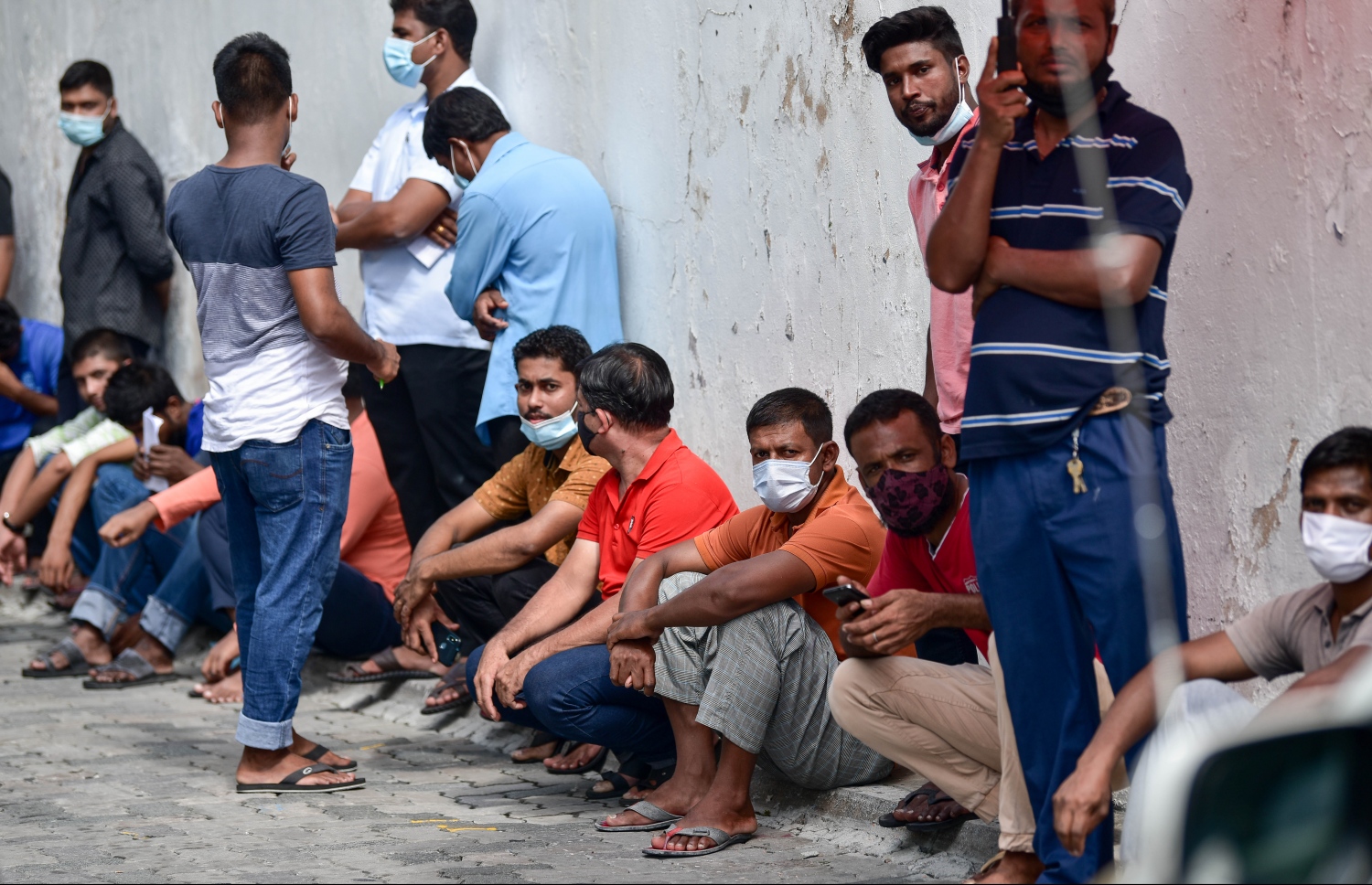 މާލެ- މާޗް 14، 2021: ކޮވިޑް ވެކްސިން ޖަހަން ސެނަހިޔާ ހޮސްޕިޓަލް ބޭރުގައި މިއަދު ހެނދުނު އެތައް ސަތޭކަ ބަޔަކު ކިއޫގައި، ވެކްސިންގެ ފުރަތަމަ ޑޯޒް އާންމުކޮށް ޖަހައިދިނުން މާދަމާ ހުއްޓާލާތީ މިއަދުވެސް ވެކްސިން ސެންޓަރުތަކަށް ބާރު ބޮޑުވެ އެތައް ސަތޭކަ ބަަޔަކާ އެކު ކިއޫތައް ވަނީ ދަމާލައިފައި--. ފޮޓޯ:ނިޝާން އަލީ/މިހާރު