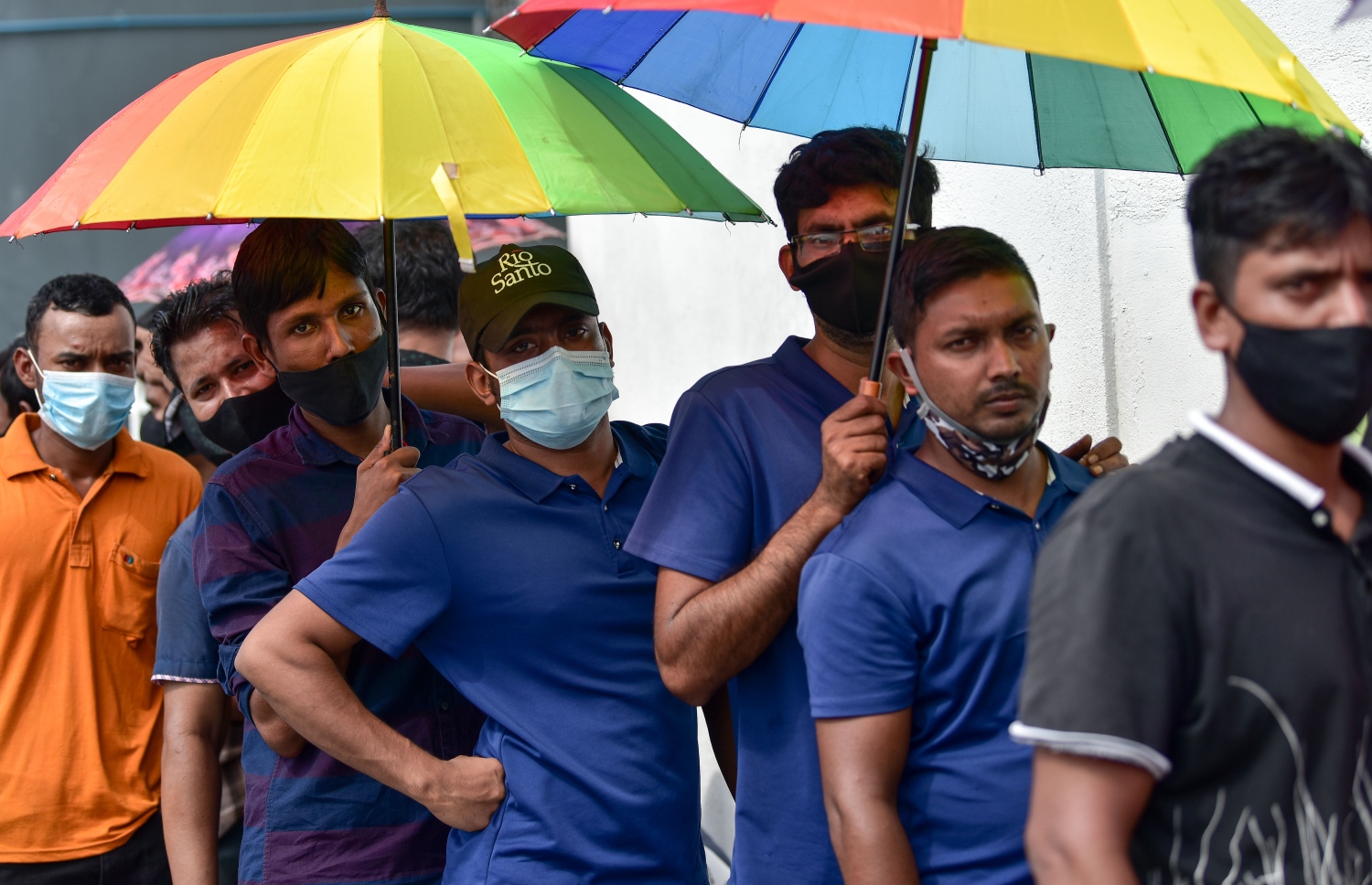 މާލެ- މާޗް 14، 2021: ކޮވިޑް ވެކްސިން ޖަހަން ސެނަހިޔާ ހޮސްޕިޓަލް ބޭރުގައި މިއަދު ހެނދުނު އެތައް ސަތޭކަ ބަޔަކު ކިއޫގައި، ވެކްސިންގެ ފުރަތަމަ ޑޯޒް އާންމުކޮށް ޖަހައިދިނުން މާދަމާ ހުއްޓާލާތީ މިއަދުވެސް ވެކްސިން ސެންޓަރުތަކަށް ބާރު ބޮޑުވެ އެތައް ސަތޭކަ ބަަޔަކާ އެކު ކިއޫތައް ވަނީ ދަމާލާފައި--. ފޮޓޯ:ނިޝާން އަލީ/މިހާރު