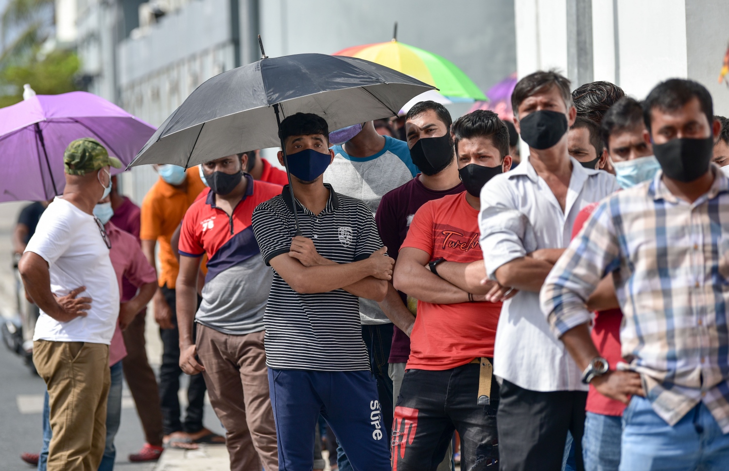 މާލެ- މާޗް 14، 2021: ކޮވިޑް ވެކްސިން ޖަހަން ސެނަހިޔާ ހޮސްޕިޓަލް ބޭރުގައި މިއަދު ހެނދުނު އެތައް ސަތޭކަ ބަޔަކު ކިއޫގައި، ވެކްސިންގެ ފުރަތަމަ ޑޯޒް އާންމުކޮށް ޖަހައިދިނުން މާދަމާ ހުއްޓާލާތީ މިއަދުވެސް ވެކްސިން ސެންޓަރުތަކަށް ބާރު ބޮޑުވެ އެތައް ސަތޭކަ ބަަޔަކާ އެކު ކިއޫތައް ވަނީ ދަމާލާފައި--. ފޮޓޯ:ނިޝާން އަލީ/މިހާރު