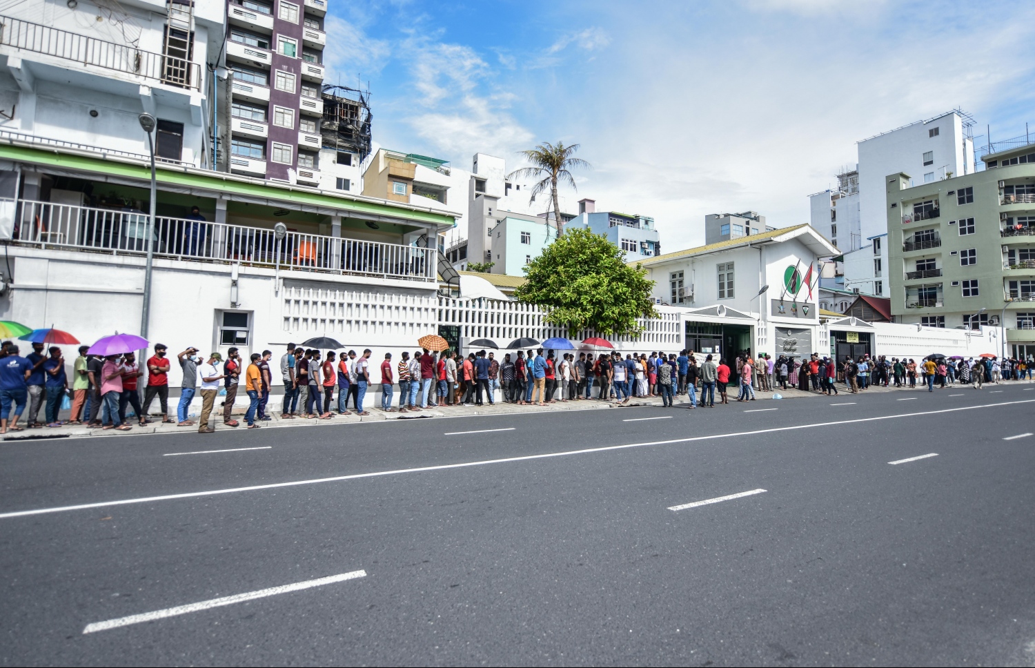 މާލެ- މާޗް 14، 2021: ކޮވިޑް ވެކްސިން ޖަހަން ސެނަހިޔާ ހޮސްޕިޓަލް ބޭރުގައި މިއަދު ހެނދުނު އެތައް ސަތޭކަ ބަޔަކު ކިއޫގައި، ވެކްސިންގެ ފުރަތަމަ ޑޯޒް އާންމުކޮށް ޖަހައިދިނުން މާދަމާ ހުއްޓާލާތީ މިއަދުވެސް ވެކްސިން ސެންޓަރުތަކަށް ބާރު ބޮޑުވެ އެތައް ސަތޭކަ ބަަޔަކާ އެކު ކިއޫތައް ވަނީ ދަމާލާފައި--. ފޮޓޯ:ނިޝާން އަލީ/މިހާރު