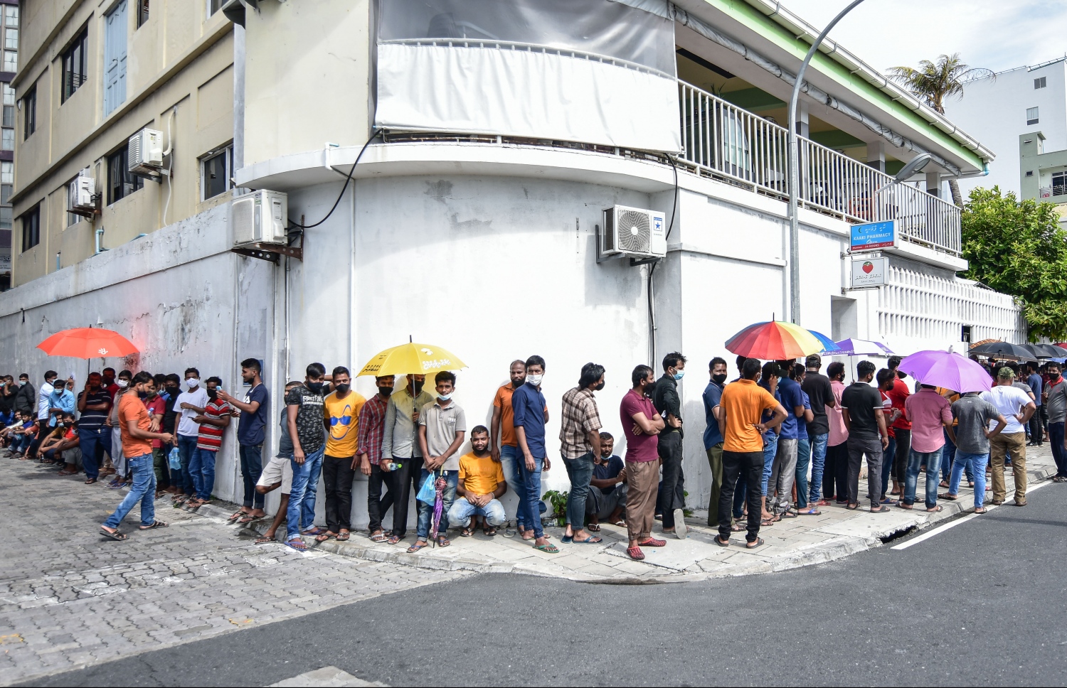 މާލެ- މާޗް 14، 2021: ކޮވިޑް ވެކްސިން ޖަހަން ސެނަހިޔާ ހޮސްޕިޓަލް ބޭރުގައި މިއަދު ހެނދުނު އެތައް ސަތޭކަ ބަޔަކު ކިއޫގައި، ވެކްސިންގެ ފުރަތަމަ ޑޯޒް އާންމުކޮށް ޖަހައިދިނުން މާދަމާ ހުއްޓާލާތީ މިއަދުވެސް ވެކްސިން ސެންޓަރުތަކަށް ބާރު ބޮޑުވެ އެތައް ސަތޭކަ ބަަޔަކާ އެކު ކިއޫތައް ވަނީ ދަމާލާފައި--. ފޮޓޯ:ނިޝާން އަލީ/މިހާރު