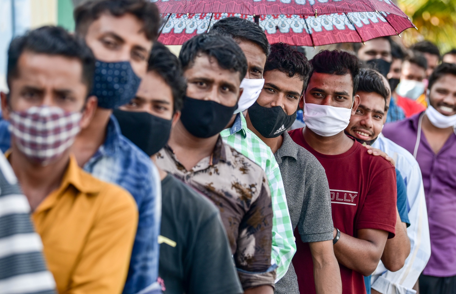 މާލެ- މާޗް 14، 2021: ކޮވިޑް ވެކްސިން ޖަހަން ސޯޝަލް ސެންޓަރު ބޭރުގައި މިއަދު ހެނދުނު އެތައް ސަތޭކަ ބަޔަކު ކިއޫގައި، ވެކްސިންގެ ފުރަތަމަ ޑޯޒް އާންމުކޮށް ޖަހައިދިނުން މާދަމާ ހުއްޓާލާތީ މިއަދުވެސް ވެކްސިން ސެންޓަރުތަކަށް ބާރު ބޮޑުވެ އެތައް ސަތޭކަ ބަަޔަކާ އެކު ކިއޫތައް ވަނީ ދަމާލާފައި--. ފޮޓޯ:ނިޝާން އަލީ/މިހާރު