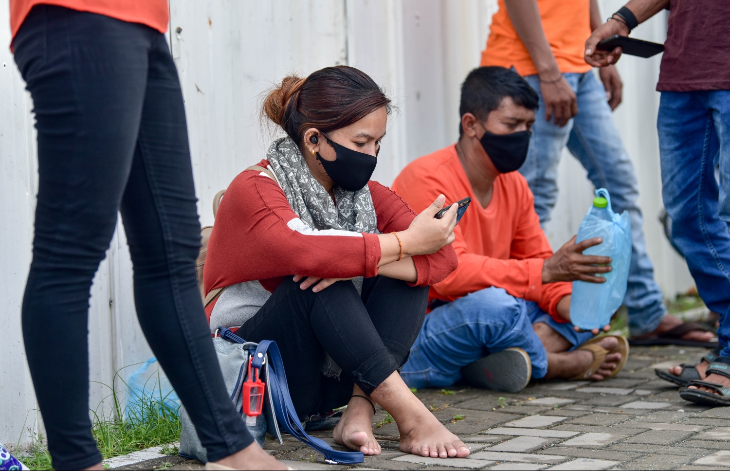 މާލެ- މާޗް 14، 2021: ކޮވިޑް ވެކްސިން ޖަހަން ސޯޝަލް ސެންޓަރު ބޭރުގައި މިއަދު ހެނދުނު އެތައް ސަތޭކަ ބަޔަކު ކިއޫގައި، ވެކްސިންގެ ފުރަތަމަ ޑޯޒް އާންމުކޮށް ޖަހައިދިނުން މާދަމާ ހުއްޓާލާތީ މިއަދުވެސް ވެކްސިން ސެންޓަރުތަކަށް ބާރު ބޮޑުވެ އެތައް ސަތޭކަ ބަަޔަކާ އެކު ކިއޫތައް ވަނީ ދަމާލާފައި--. ފޮޓޯ:ނިޝާން އަލީ/މިހާރު