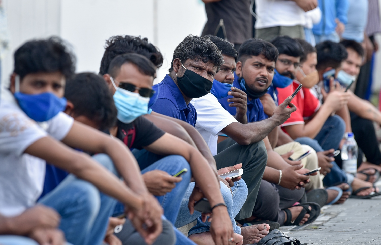 މާލެ- މާޗް 14، 2021: ކޮވިޑް ވެކްސިން ޖަހަން ސޯޝަލް ސެންޓަރު ބޭރުގައި މިއަދު ހެނދުނު އެތައް ސަތޭކަ ބަޔަކު ކިއޫގައި، ވެކްސިންގެ ފުރަތަމަ ޑޯޒް އާންމުކޮށް ޖަހައިދިނުން މާދަމާ ހުއްޓާލާތީ މިއަދުވެސް ވެކްސިން ސެންޓަރުތަކަށް ބާރު ބޮޑުވެ އެތައް ސަތޭކަ ބަަޔަކާ އެކު ކިއޫތައް ވަނީ ދަމާލާފައި--. ފޮޓޯ:ނިޝާން އަލީ/މިހާރު