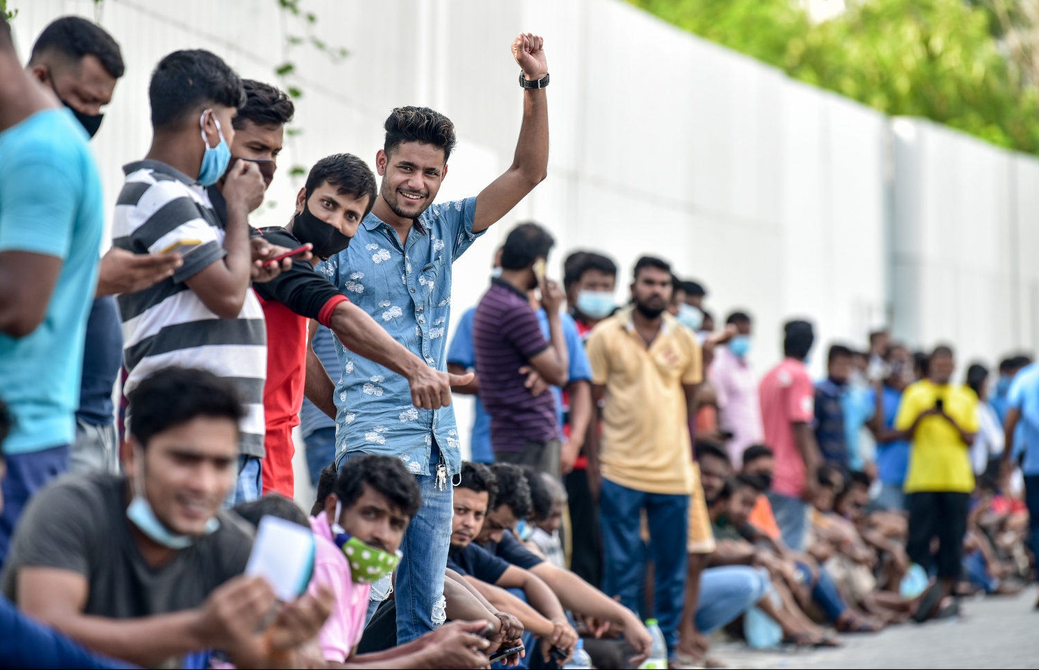 މާލެ- މާޗް 14، 2021: ކޮވިޑް ވެކްސިން ޖަހަން ސޯޝަލް ސެންޓަރު ބޭރުގައި މިއަދު ހެނދުނު އެތައް ސަތޭކަ ބަޔަކު ކިއޫގައި، ވެކްސިންގެ ފުރަތަމަ ޑޯޒް އާންމުކޮށް ޖަހައިދިނުން މާދަމާ ހުއްޓާލާތީ މިއަދުވެސް ވެކްސިން ސެންޓަރުތަކަށް ބާރު ބޮޑުވެ އެތައް ސަތޭކަ ބަަޔަކާ އެކު ކިއޫތައް ވަނީ ދަމާލާފައި--. ފޮޓޯ:ނިޝާން އަލީ/މިހާރު