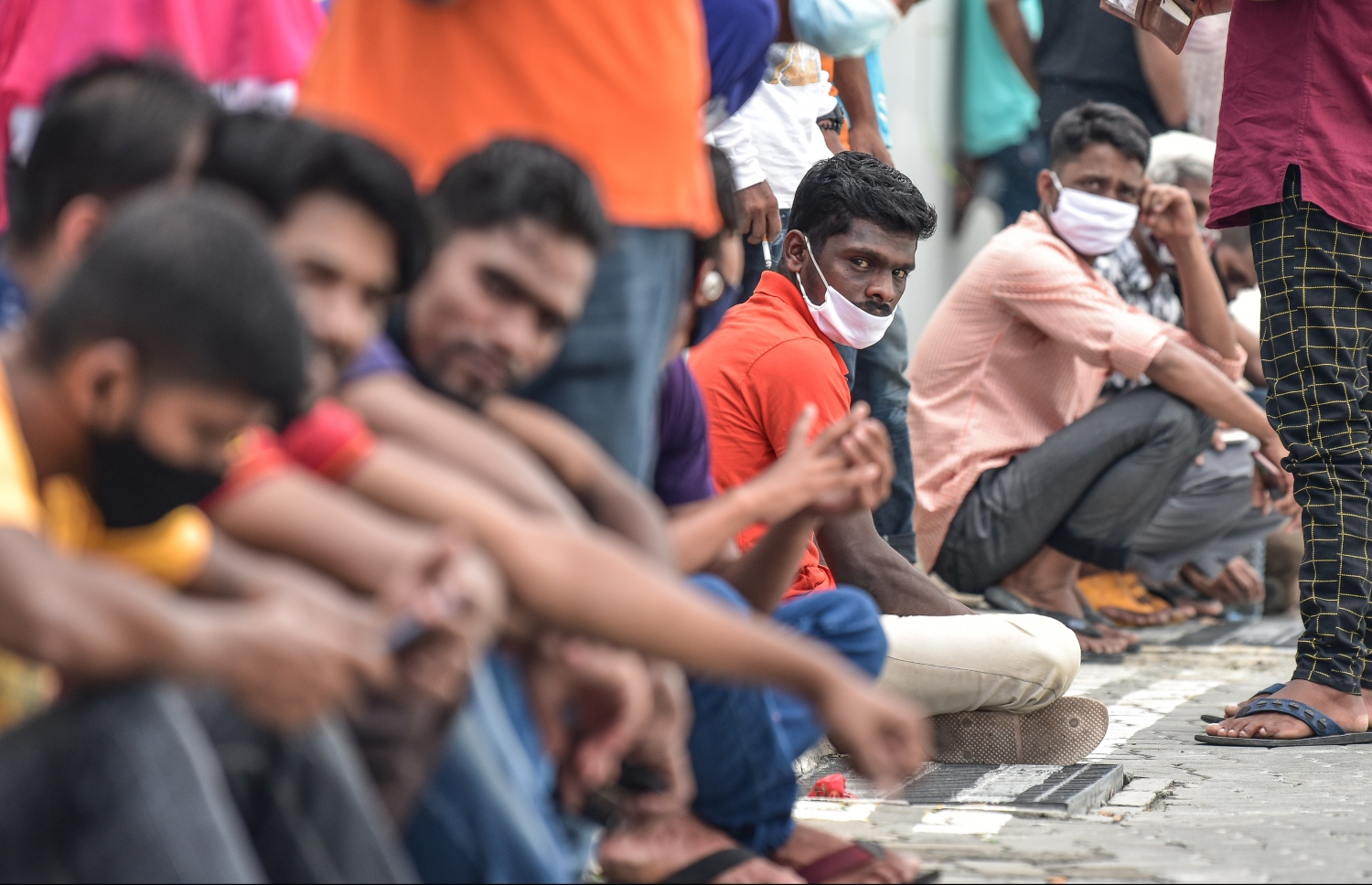 މާލެ- މާޗް 14، 2021: ކޮވިޑް ވެކްސިން ޖަހަން ސޯޝަލް ސެންޓަރު ބޭރުގައި މިއަދު ހެނދުނު އެތައް ސަތޭކަ ބަޔަކު ކިއޫގައި، ވެކްސިންގެ ފުރަތަމަ ޑޯޒް އާންމުކޮށް ޖަހައިދިނުން މާދަމާ ހުއްޓާލާތީ މިއަދުވެސް ވެކްސިން ސެންޓަރުތަކަށް ބާރު ބޮޑުވެ އެތައް ސަތޭކަ ބަަޔަކާ އެކު ކިއޫތައް ވަނީ ދަމާލާފައި--. ފޮޓޯ:ނިޝާން އަލީ/މިހާރު