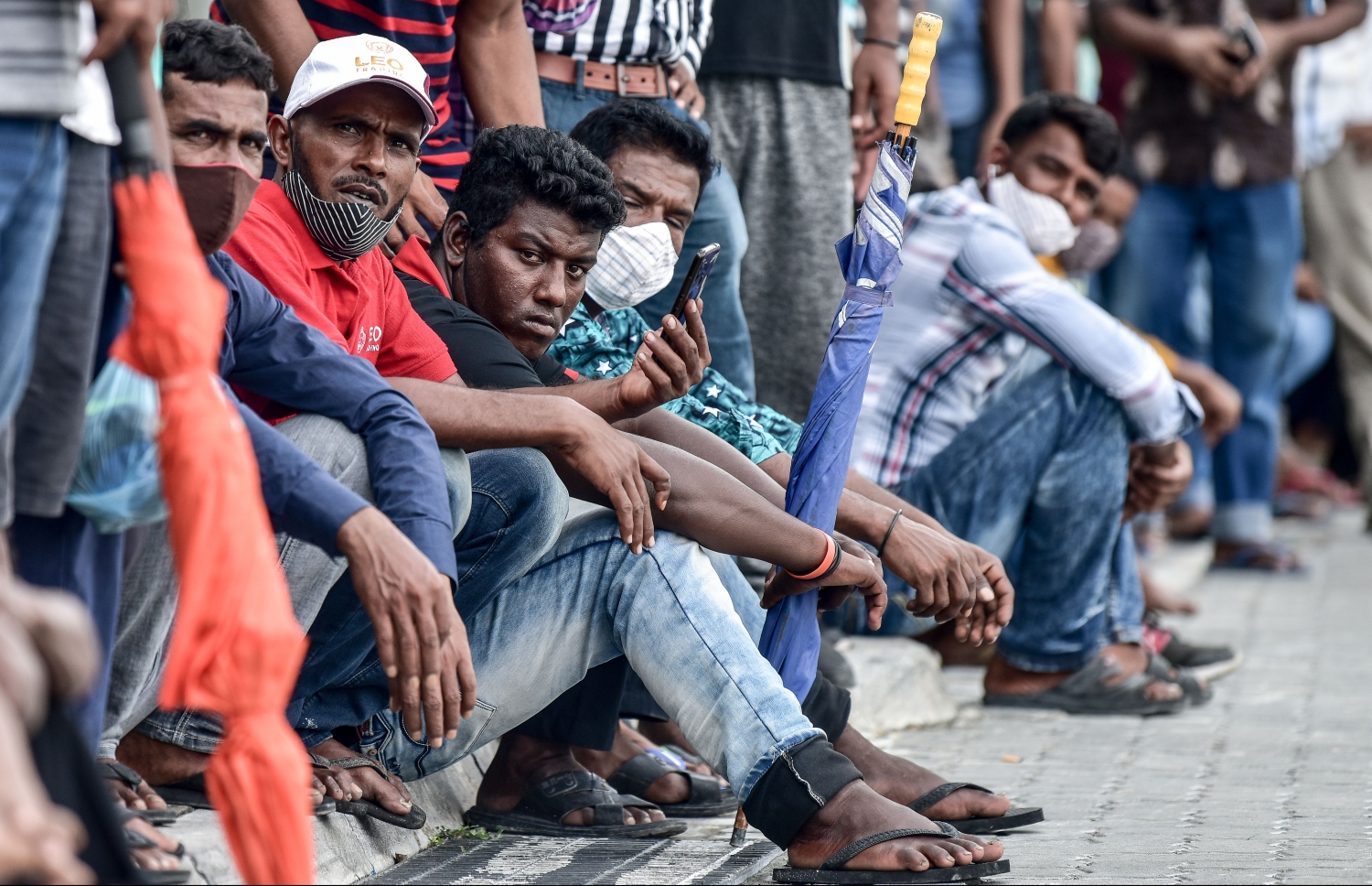 މާލެ- މާޗް 14، 2021: ކޮވިޑް ވެކްސިން ޖަހަން ސޯޝަލް ސެންޓަރު ބޭރުގައި މިއަދު ހެނދުނު އެތައް ސަތޭކަ ބަޔަކު ކިއޫގައި، ވެކްސިންގެ ފުރަތަމަ ޑޯޒް އާންމުކޮށް ޖަހައިދިނުން މާދަމާ ހުއްޓާލާތީ މިއަދުވެސް ވެކްސިން ސެންޓަރުތަކަށް ބާރު ބޮޑުވެ އެތައް ސަތޭކަ ބަަޔަކާ އެކު ކިއޫތައް ވަނީ ދަމާލާފައި--. ފޮޓޯ:ނިޝާން އަލީ/މިހާރު