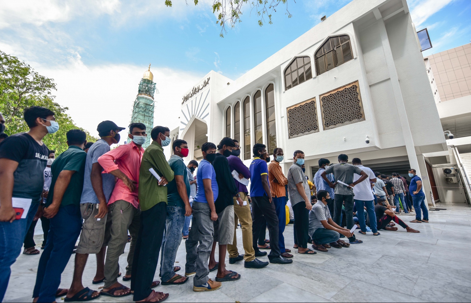 ކޮވިޑް ވެކްސިން ޖަހަން އިސްލާމީ މަރުކަޒު ބޭރުގައި މިއަދު ހެނދުނު ކިޔޫ ޖެހިގެން ތިބި ބައެއް މީހުން: --. ފޮޓޯ:ނިޝާން އަލީ/މިހާރު