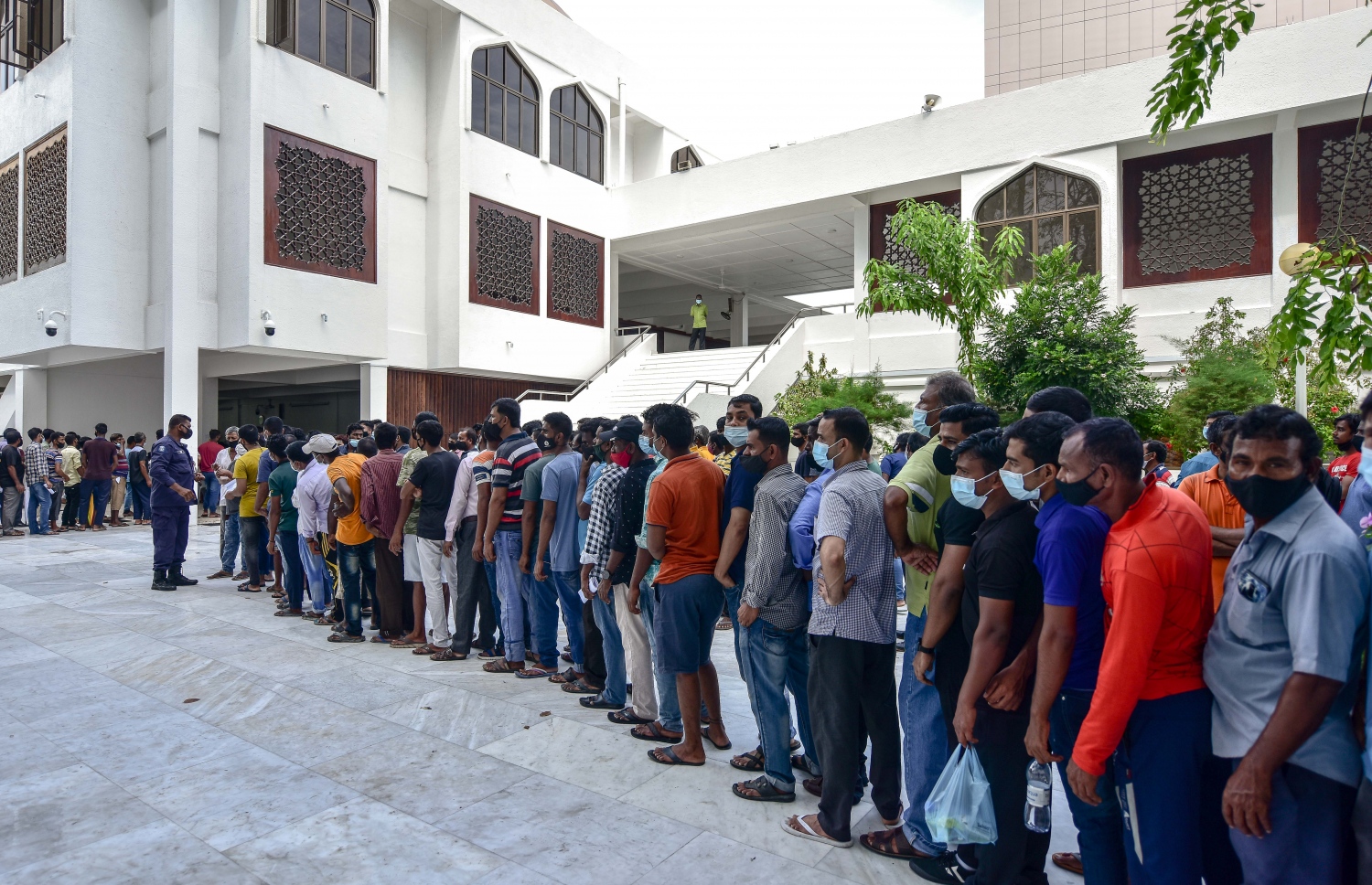 މާލެ- މާޗް 14، 2021: ކޮވިޑް ވެކްސިން ޖަހަން އިސްލާމީ މަރުކަޒު ބޭރުގައި މިއަދު ހެނދުނު އެތައް ސަތޭކަ ބަޔަކު ކިއޫގައި، ވެކްސިންގެ ފުރަތަމަ ޑޯޒް އާންމުކޮށް ޖަހައިދިނުން މާދަމާ ހުއްޓާލާތީ މިއަދުވެސް ވެކްސިން ސެންޓަރުތަކަށް ބާރު ބޮޑު--. ފޮޓޯ:ނިޝާން އަލީ/މިހާރު