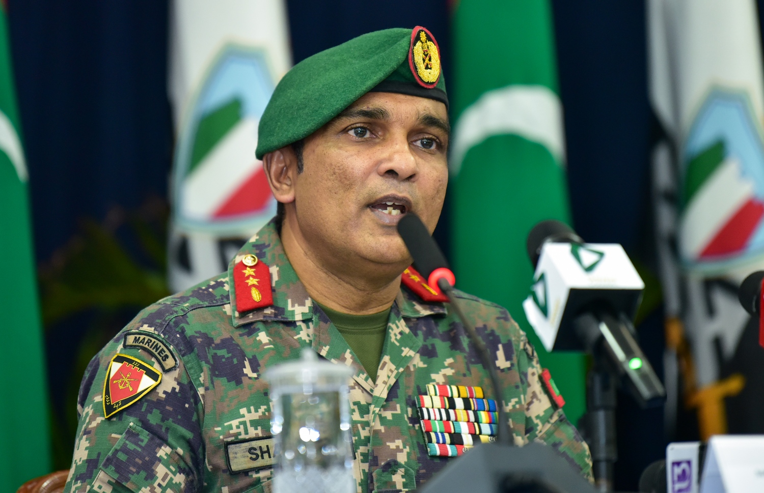 އުތުރު ތިލަފަޅު އެއްބަސްވުމާ ގުޅޭގޮތުން މިއަދު ބޭއްވި ނިއުސް ކޮންފަރެންސްގައި އެމްއެންޑީއެފްގެ ޗީފް އޮފް ޑިފެންސް ފޯސް މޭޖަ ޖެނެރަލް ޝަމާލް ވާހަކަދައްކަވަނީ.-- ފޮޓޯ: އަހުމަދު އަވްޝަން/ މިހާރު