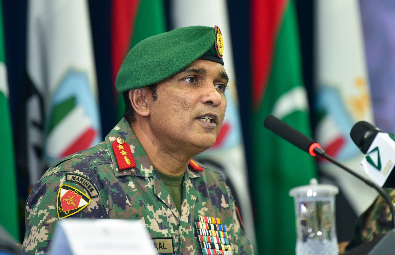 އެމްއެންޑީއެފުން މިއަދު ބޭއްވި މީޑިއާ ބްރީފިން ގައި ޗީފް އޮފް ޑިފެންސް ފޯސް، މޭޖާ ޖެނެރަލް އަބްދުﷲ ޝަމާލް ވާހަކަ ދައްކަވަނީ. އޭނާ ވިދާޅުވީ ކުރީގެ ސަރުކާރުން ބޭނުންވި ނަމަ ހެލިކޮޕްޓަރުތައް ފޮނުވައިލެވުނީސްކަމަށް. --ފޮޓޯ:އަހްމަދު އަވްޝަން އިޔްލާސް/މިހާރު