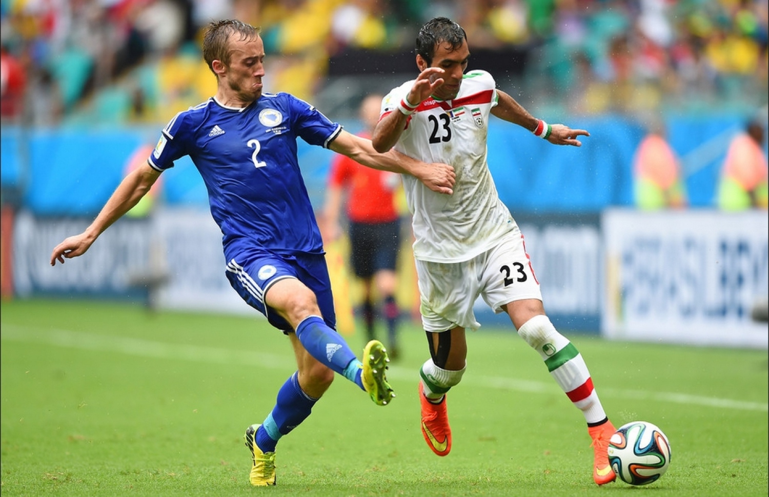 ބޮސްނިއާގެ ކުޅުންތެރިއަކު ކައިރިން ޕޫލާދީ (ކ) ބޯޅަ ހިފައިގެންދަނީ.-- ފޮޓޯ: އޭއެފްޕީ