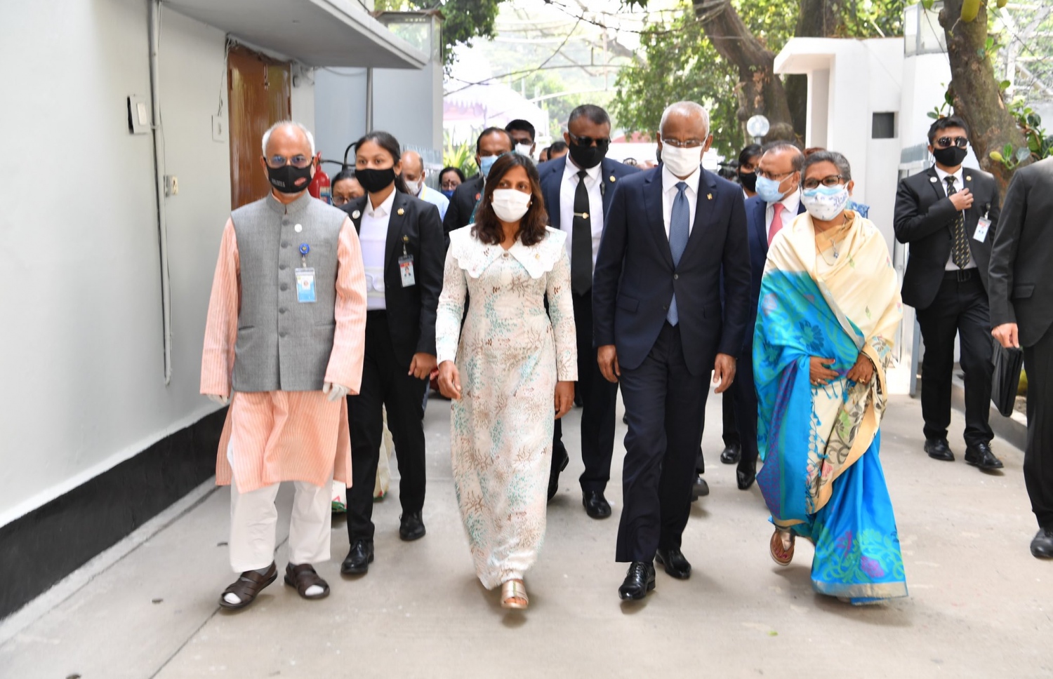 ރައީސްގެ ދެ ކަނބަލުން، ބަންގްލަދޭޝްގެ ޝަހީދުންގެ ހަނދާނީ ބިނާ ބައްލަވައިލައްވަނީ. -- ފޮޓޯ: ރައީސް އޮފީސް