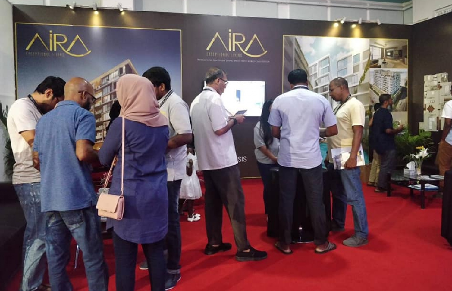 ދަރުބާރުގޭގައި އޮތް ހައުސިންއާ ބެހޭ ފެއާއެއްގައި ފްލެޓްތަކާ ބެހޭ ސްޓޯލެއްގައި އާންމުން މައުލޫމަތު ހޯދަނީ