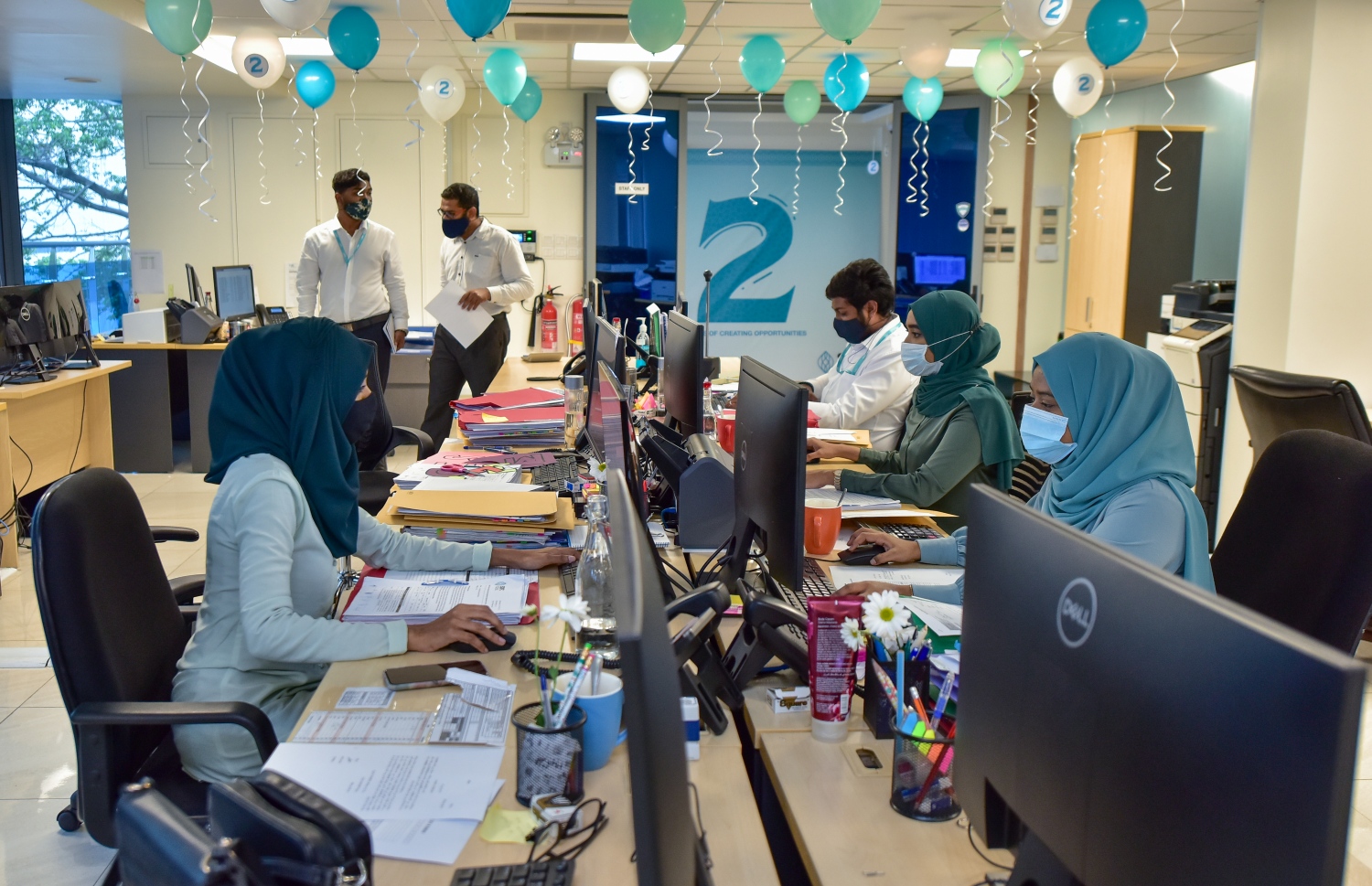 އެސްއެމްއީ ބޭންކްގެ މުވައްޒަފުން މަސައްކަތުގައި. އެބޭންކުން ވެސް އަންނަނީ އެސްއެމްއީތަކަށް ލޯނުގެ ގޮތުގައި ފަންޑު ދެމުން--ފޮޓޯ:މިހާރު