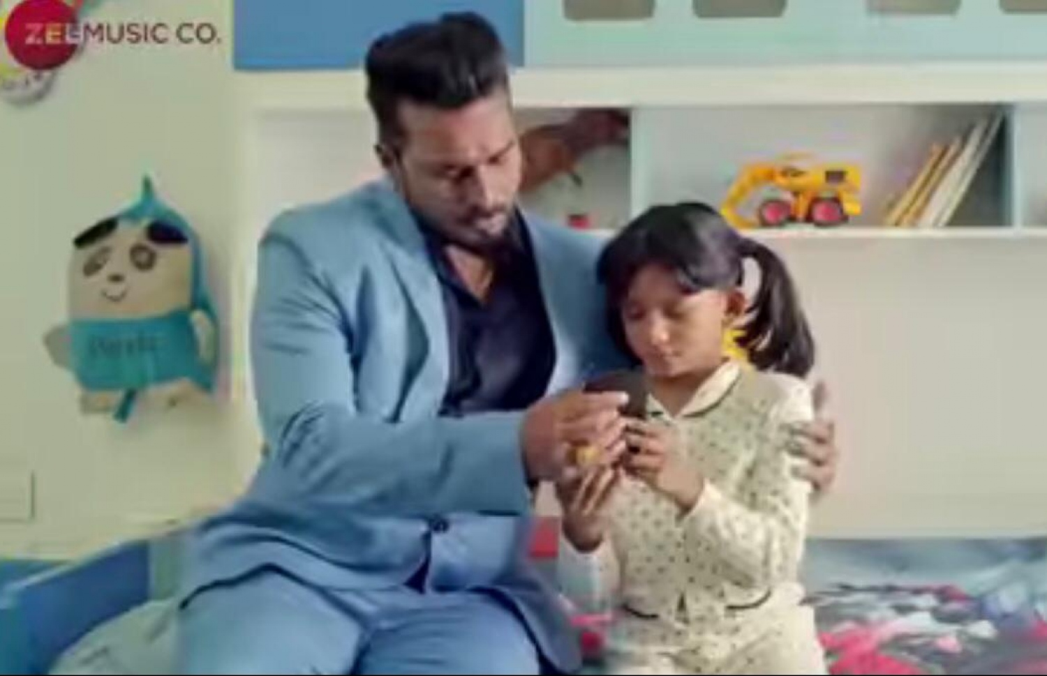 އެލީ އޭނާގެ ފުރަތަމަ ހިންދީ ލަވައިގައި