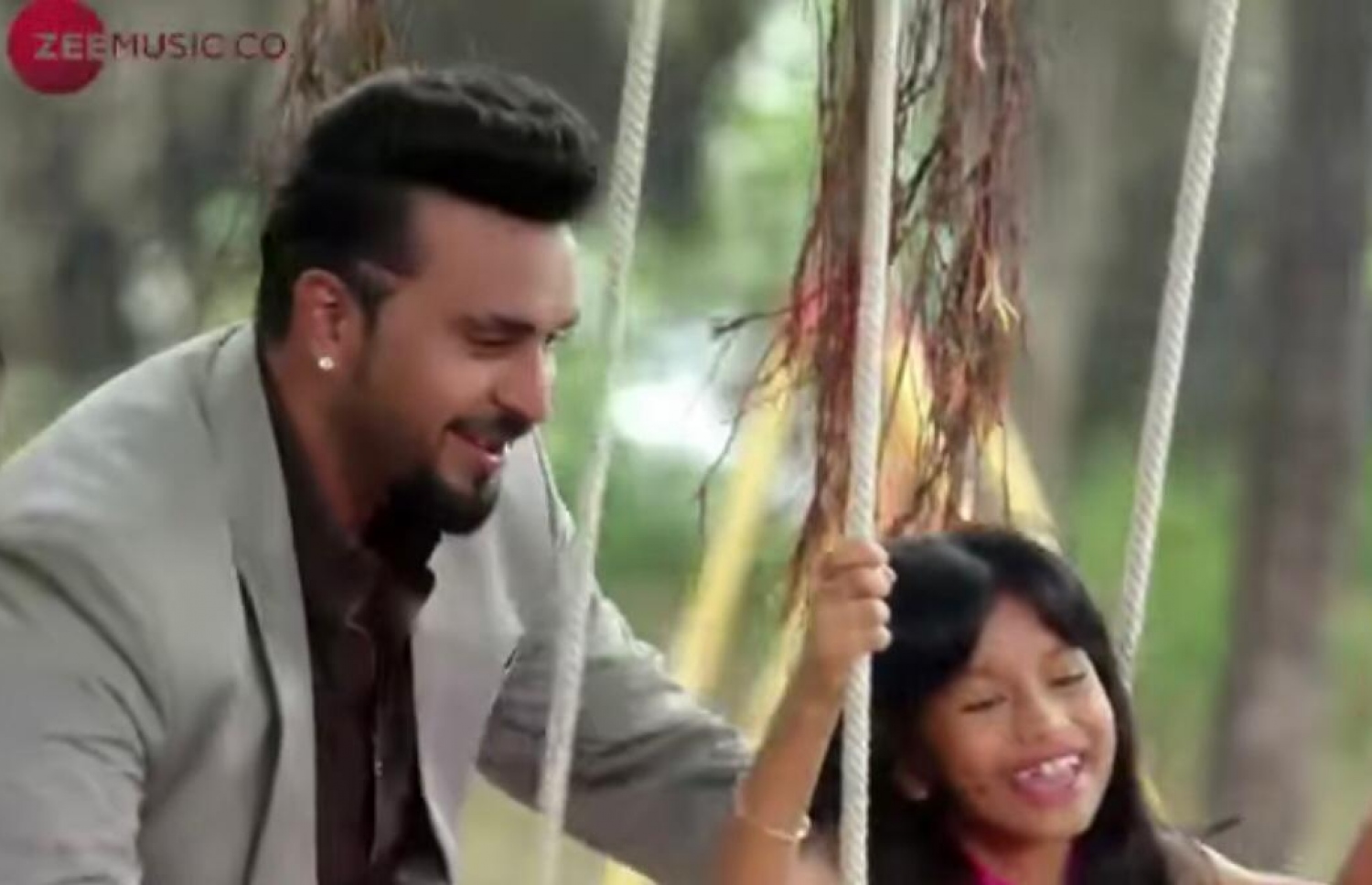 އެލީ އޭނާގެ ފުރަތަމަ ހިންދީ ލަވައިގައި