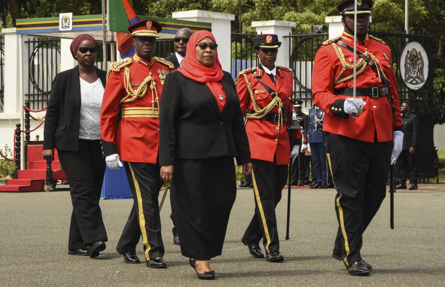 ރައީސްކަމުގެ ހުވާ ކުރެއްވުމަށް ފަހު ސާމިއާ ހަސަން މިލިޓަރީ އޮނަ ގާޑެއް އިންސްޕެކްޓްކޮށްދެއްވަނީ. --ފޮޓޯ:އޭއެފްޕީ