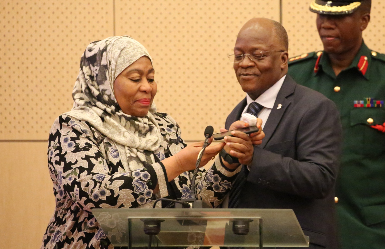 އަވަހާރަވި ރައީސް މަގުފުލީ އާއި ސާމިއާ ހަސަން. --ފޮޓޯ:އޭއެފްޕީ