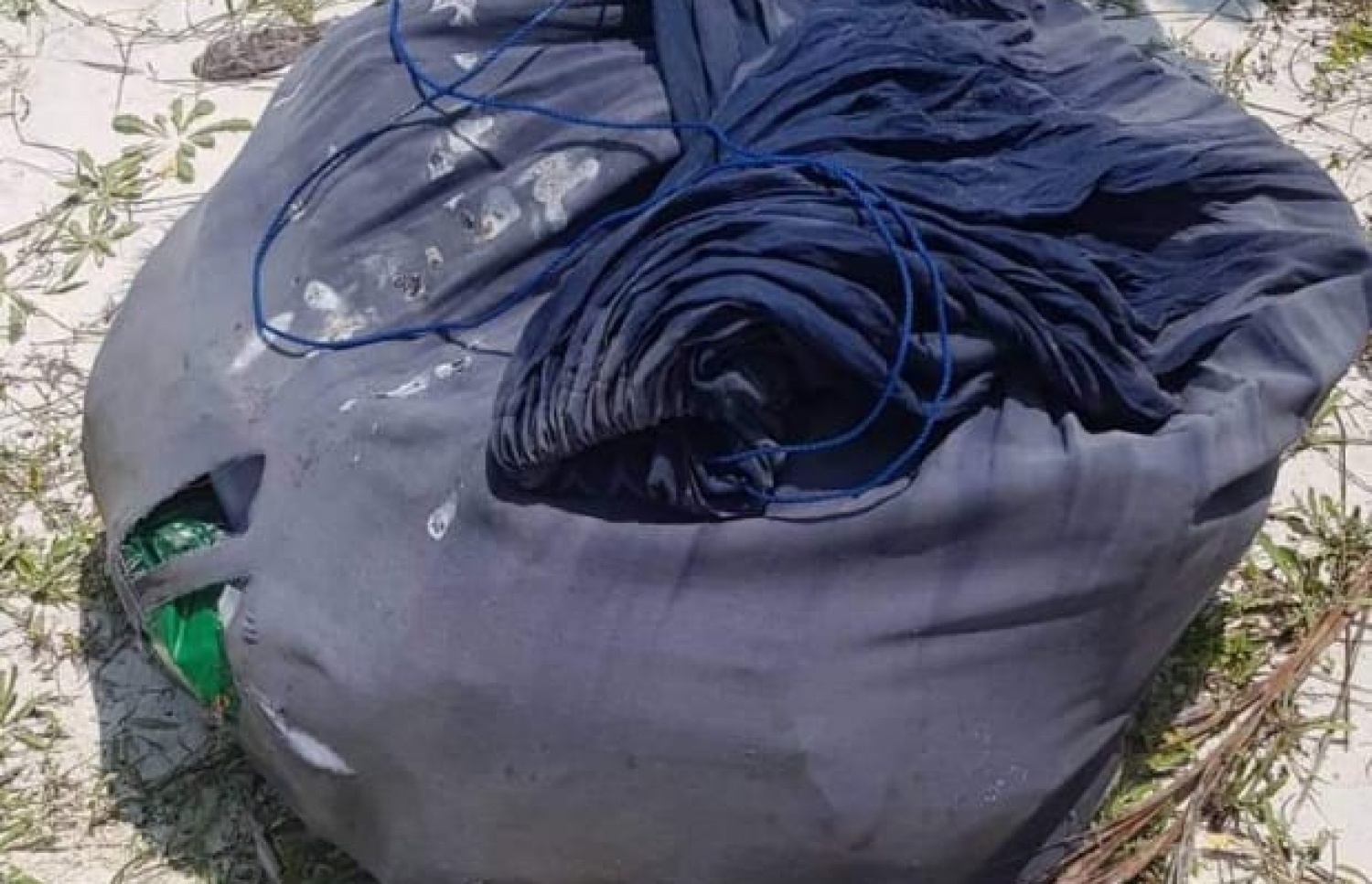 ފިއްލަދުއަށް އިއްޔެ ލެއްގި ކަޅު ދަބަސް: މަސްތުވާތަކެތި ކަމަށް ޝައްކުކުރެވޭ ޕެކެޓުތައް އަޅާފައި ހުރީ މި ދަބަހަށް.-- ފޮޓޯ: ކިއުންތެރިއެއް