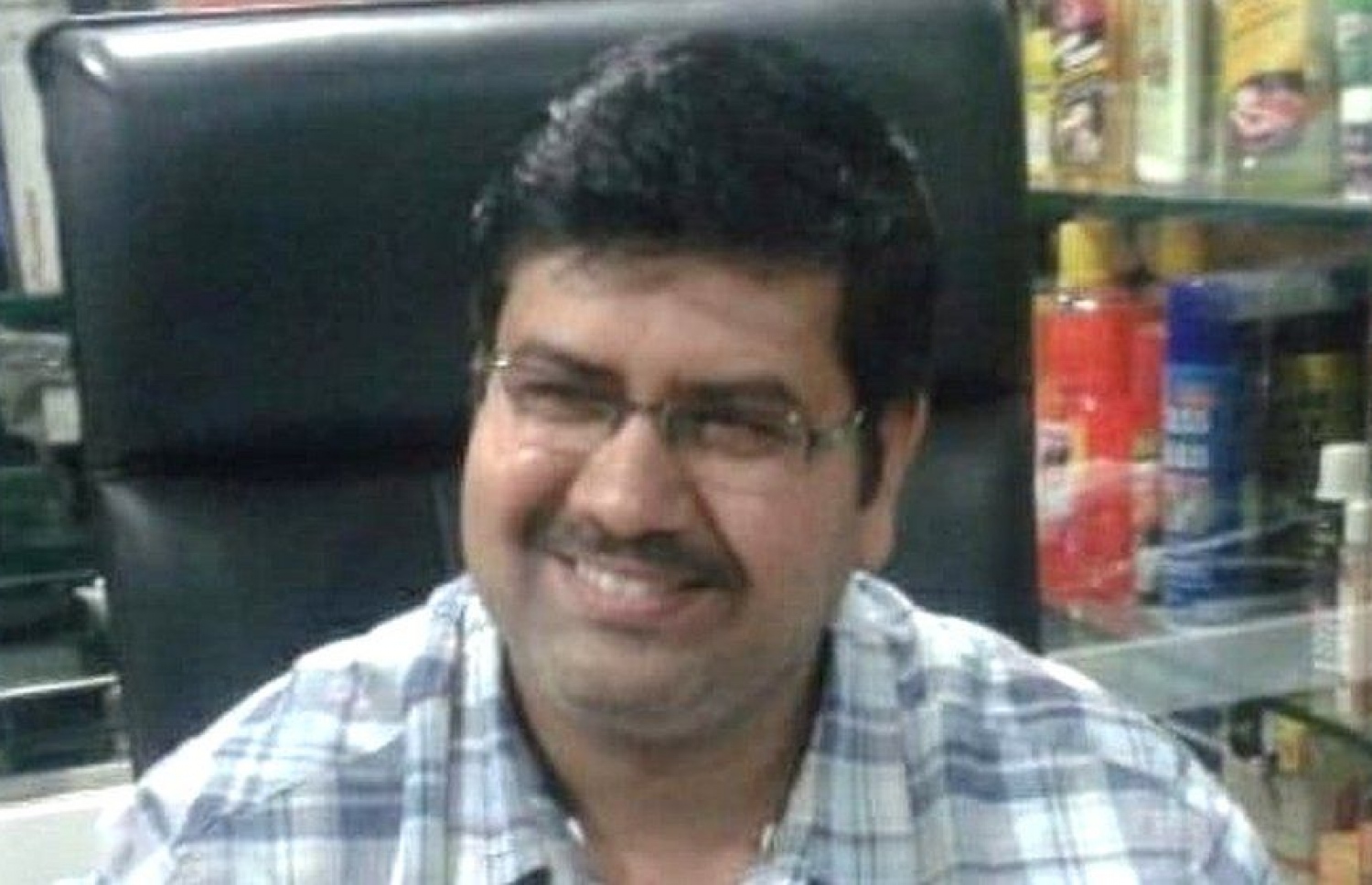 މުކޭޝް އަމްބާނީގެ ގެ ކައިރީގައި ގޮވާ އެއްޗެހި އަޅާފައި އޮތް ކާރުގެ ވެރިޔާ މަންސުކް ހައިރެން: އޭނާގެ ހަށިގަނޑު އޮތީ ގޮނޑުދޮށަށް ލައްގާފައި