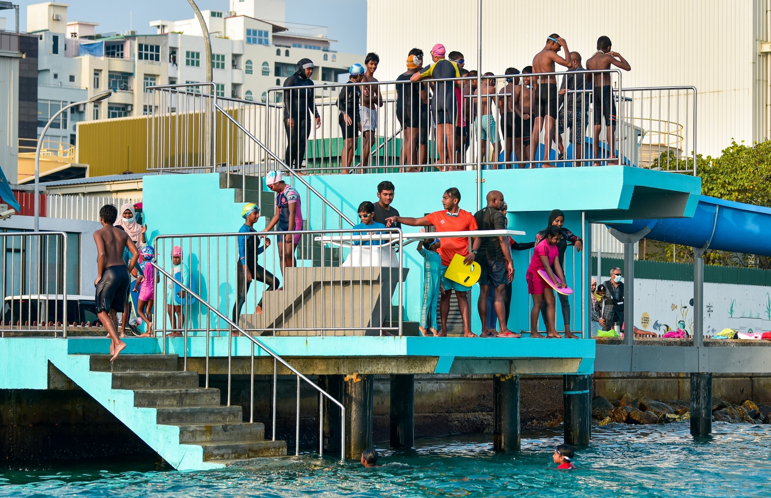 މާލެ: މާޗް 22، 2021: ސްވިމިން ޓްރެކް އާންމުންނަށް ހުޅުވާލުން: މާލޭ ސްވިމިން ޓްރެކްގައި ހެދި ޑައިވިން ޕްލެޓްފޯމާއި ޓްރެކް އާންމުންނަށް ހުޅުވާލުން: މޯލްޑިވްސް ސްވިމިން އެސޯސިއޭޝަންގެ ފަރާތުން ހަދާފައިވާ މި ޓްރެކް އާންމުންނަށް ހުޅުވައިދެއްވީ ޔޫތު މިނިސްޓަރު އަހުމަދު މަހުލޫފު.-- ފޮޓޯތައް: އަހުމަދު އަވްޝަން އިލްޔާސް /މިހާރު