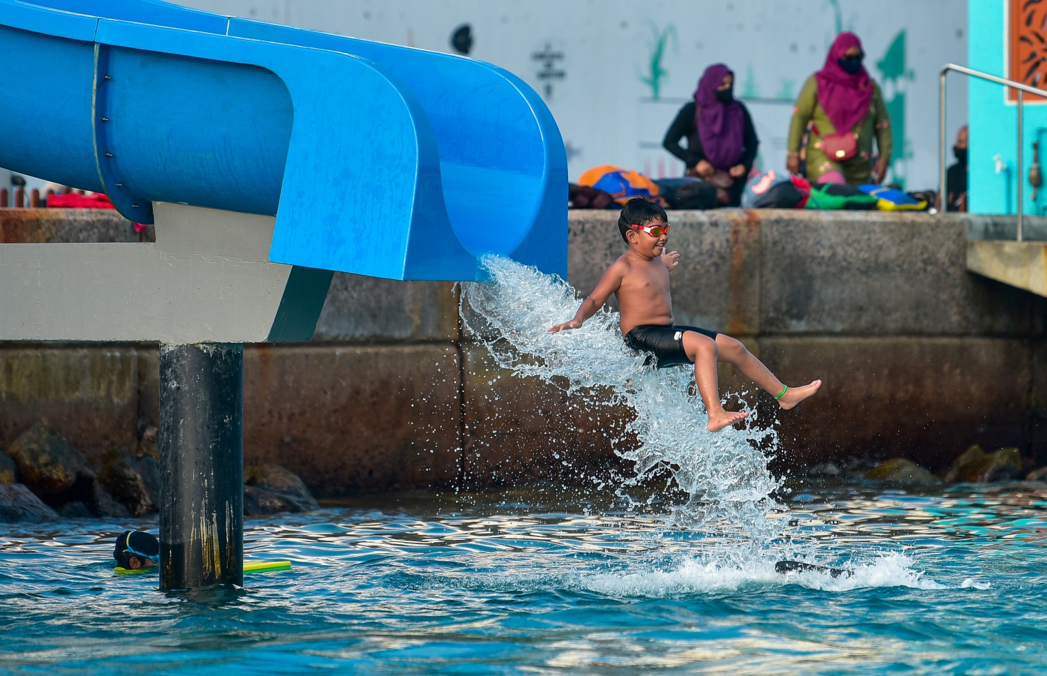 މާލެ: މާޗް 22، 2021: ސްވިމިން ޓްރެކް އާންމުންނަށް ހުޅުވާލުން: މާލޭ ސްވިމިން ޓްރެކްގައި ހެދި ޑައިވިން ޕްލެޓްފޯމާއި ޓްރެކް އާންމުންނަށް ހުޅުވާލުން: މޯލްޑިވްސް ސްވިމިން އެސޯސިއޭޝަންގެ ފަރާތުން ހަދާފައިވާ މި ޓްރެކް އާންމުންނަށް ހުޅުވައިދެއްވީ ޔޫތު މިނިސްޓަރު އަހުމަދު މަހުލޫފު.-- ފޮޓޯތައް: އަހުމަދު އަވްޝަން އިލްޔާސް /މިހާރު