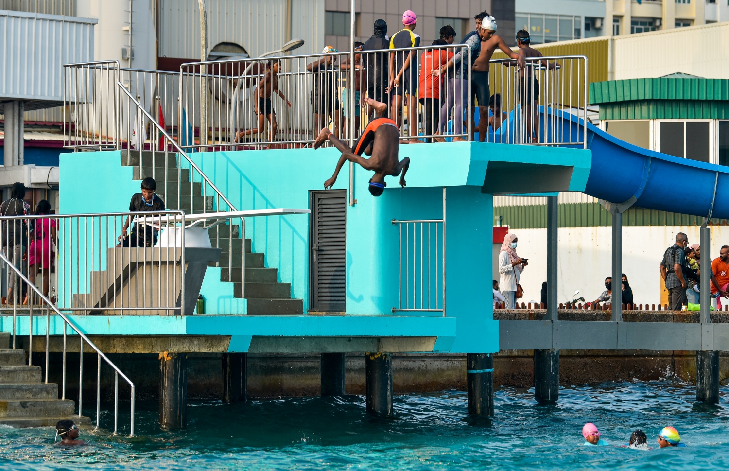 މާލެ: މާޗް 22، 2021: ސްވިމިން ޓްރެކް އާންމުންނަށް ހުޅުވާލުން: މާލޭ ސްވިމިން ޓްރެކްގައި ހެދި ޑައިވިން ޕްލެޓްފޯމާއި ޓްރެކް އާންމުންނަށް ހުޅުވާލުން: މޯލްޑިވްސް ސްވިމިން އެސޯސިއޭޝަންގެ ފަރާތުން ހަދާފައިވާ މި ޓްރެކް އާންމުންނަށް ހުޅުވައިދެއްވީ ޔޫތު މިނިސްޓަރު އަހުމަދު މަހުލޫފު.-- ފޮޓޯތައް: އަހުމަދު އަވްޝަން އިލްޔާސް /މިހާރު